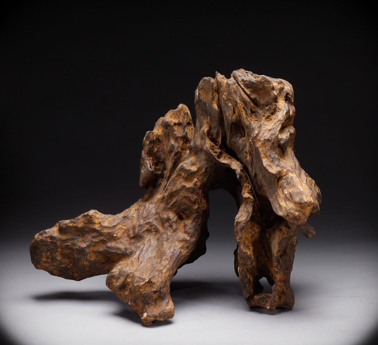 Qing Dynasty agarwood mountain: Height: 42cm, Width: 54cm, Weight: 2781g