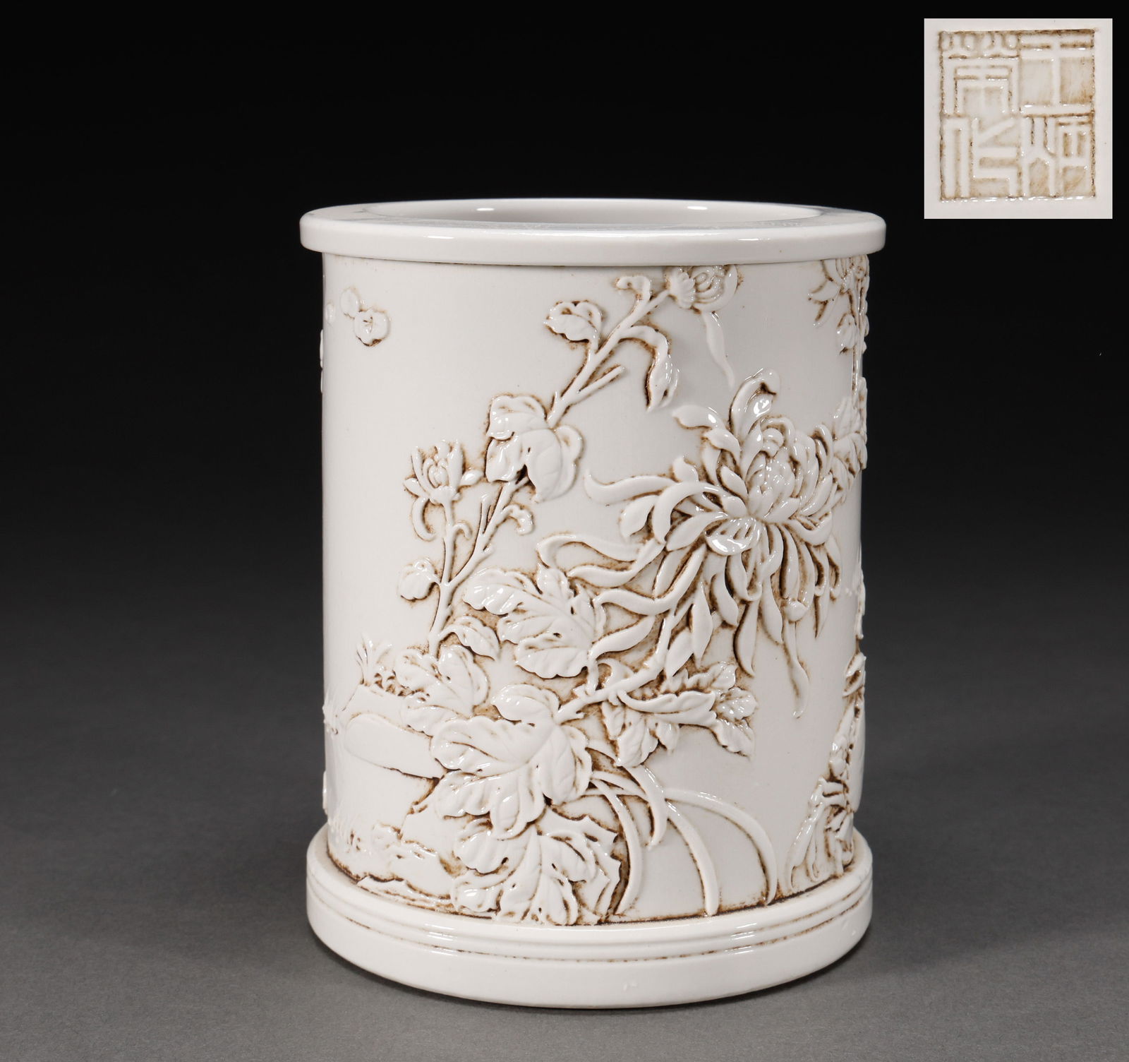 Dehua Kiln Flower Pattern Pen Holder in the Qing Dynasty (1 of 7)