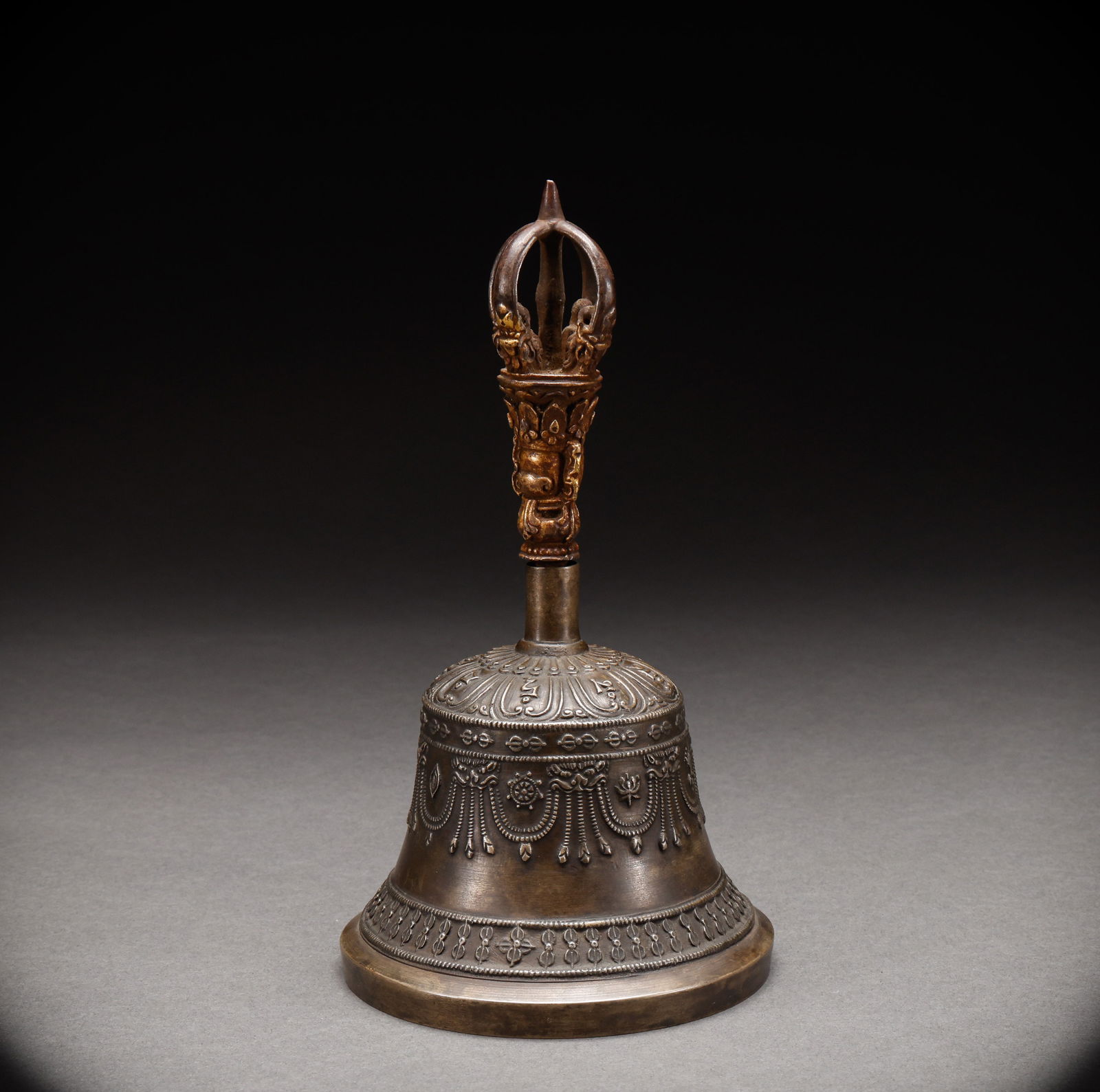 Copper artifacts from the Qing Dynasty: Height: 18cm, Width: 10cm, Weight: 377g