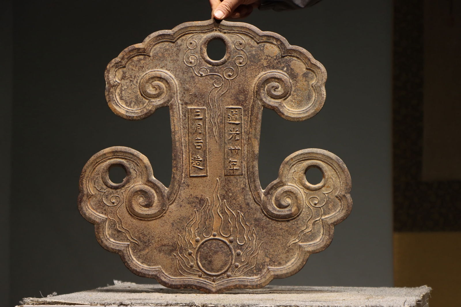 Qing Dynasty cast iron cloud plate iron bell: Height: 48cm, Width: 47cm,