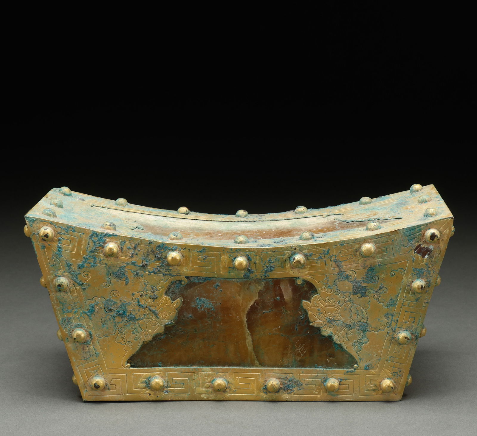 Ming Dynasty agate inlaid copper gilded pillow: Length: 26cm, Width: 10cm, Height: 12cm, Weight: 5295g