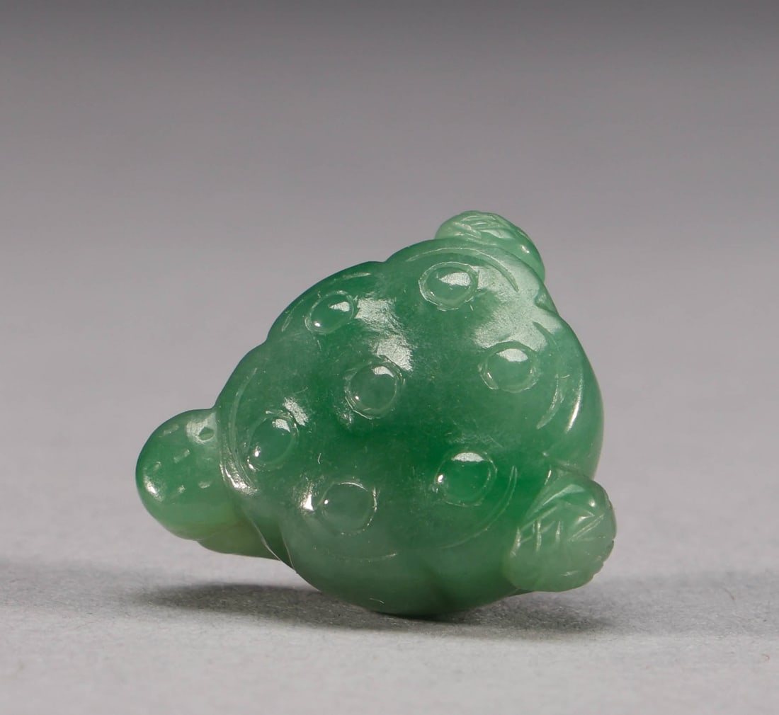 Jade lotus seeds from the Qing Dynasty: Height: 2.5cm, width: 2.5cm, weight:11g
