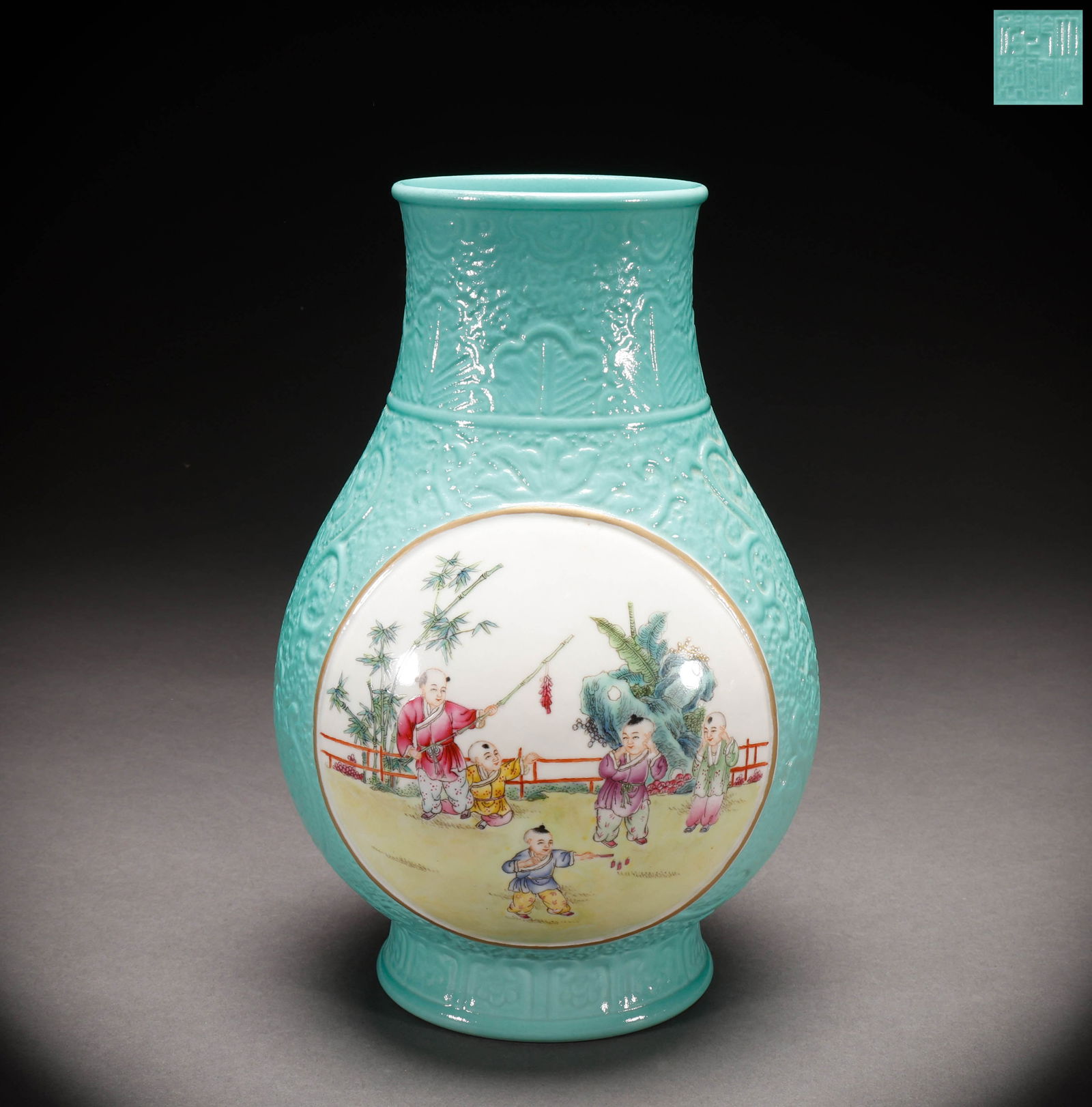 Qing Dynasty Pink Window Opening Character Story Bottle (1 of 9)