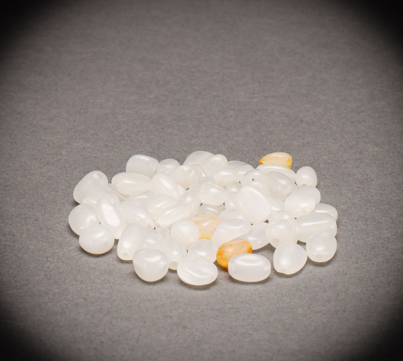 A pile of Hotan Jade jade babies in the Qing Dynasty: Height: 0.7cm, Width: 0.4cm, Weight: 31g