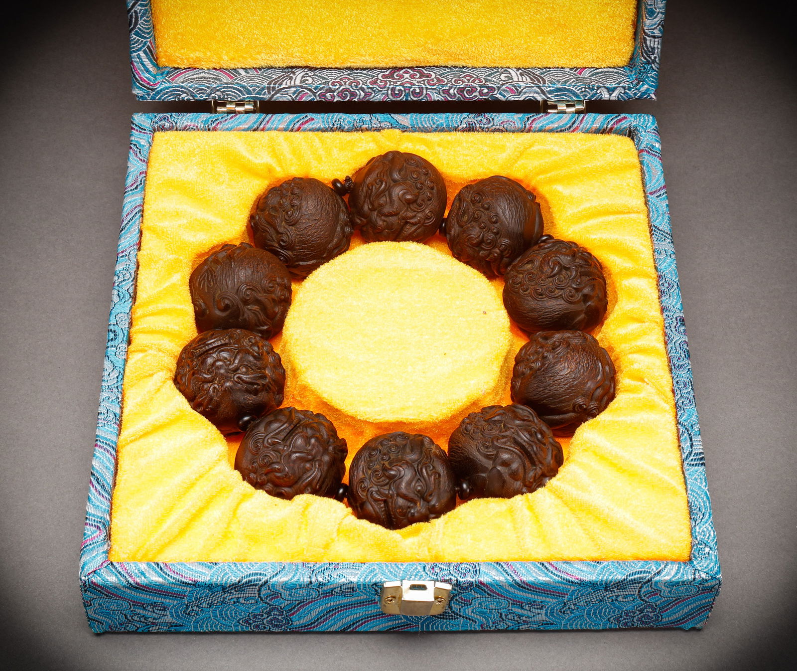 Qing Dynasty agarwood lion head patterned bracelet: Diameter: 5cm, Weight: 485g