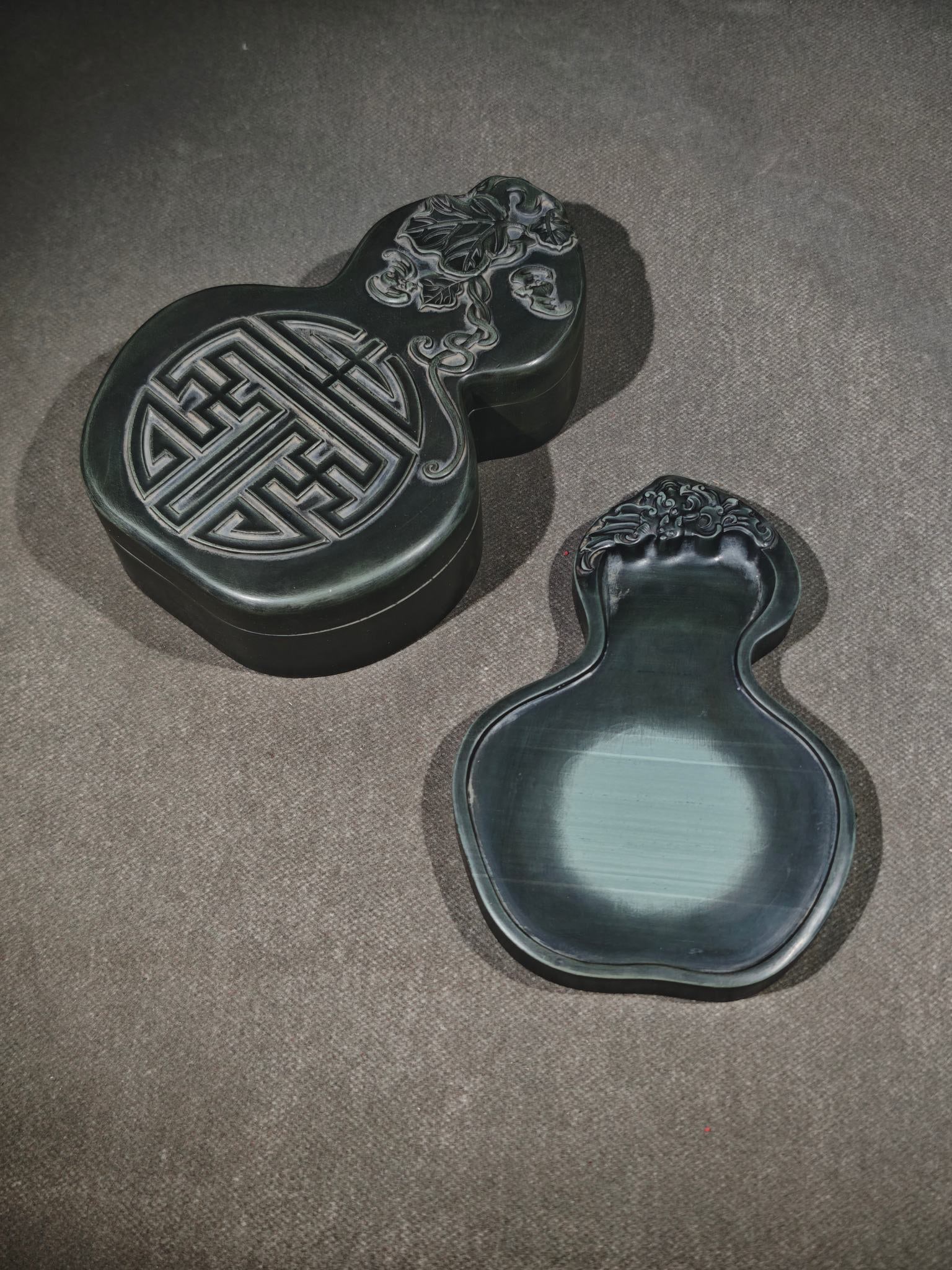 Old Tibetan Duan Stone Inkstone: Length: 17.5cm, Width: 12.2cm, Thickness: 4.3cm,