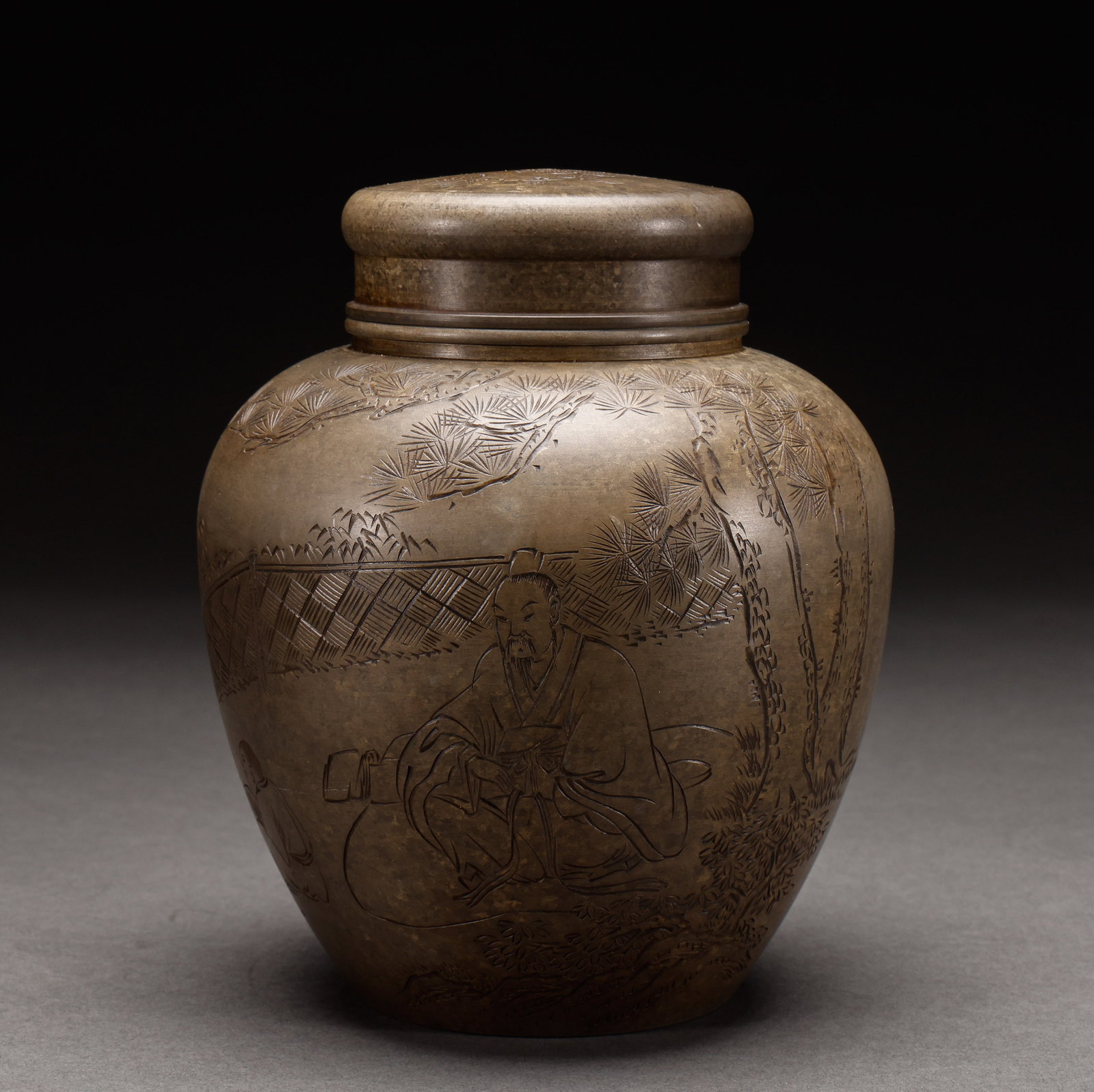 Old tin tea can: Height: 17cm, Width: 13.5cm, Weight: 860g