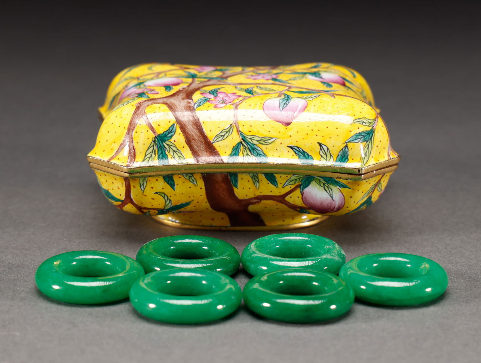 Qing Dynasty Jade Robe Ring (6 pieces): 2.5cm in diameterHeight: 3.7cm, Width: 7.8cm, weight: 152g