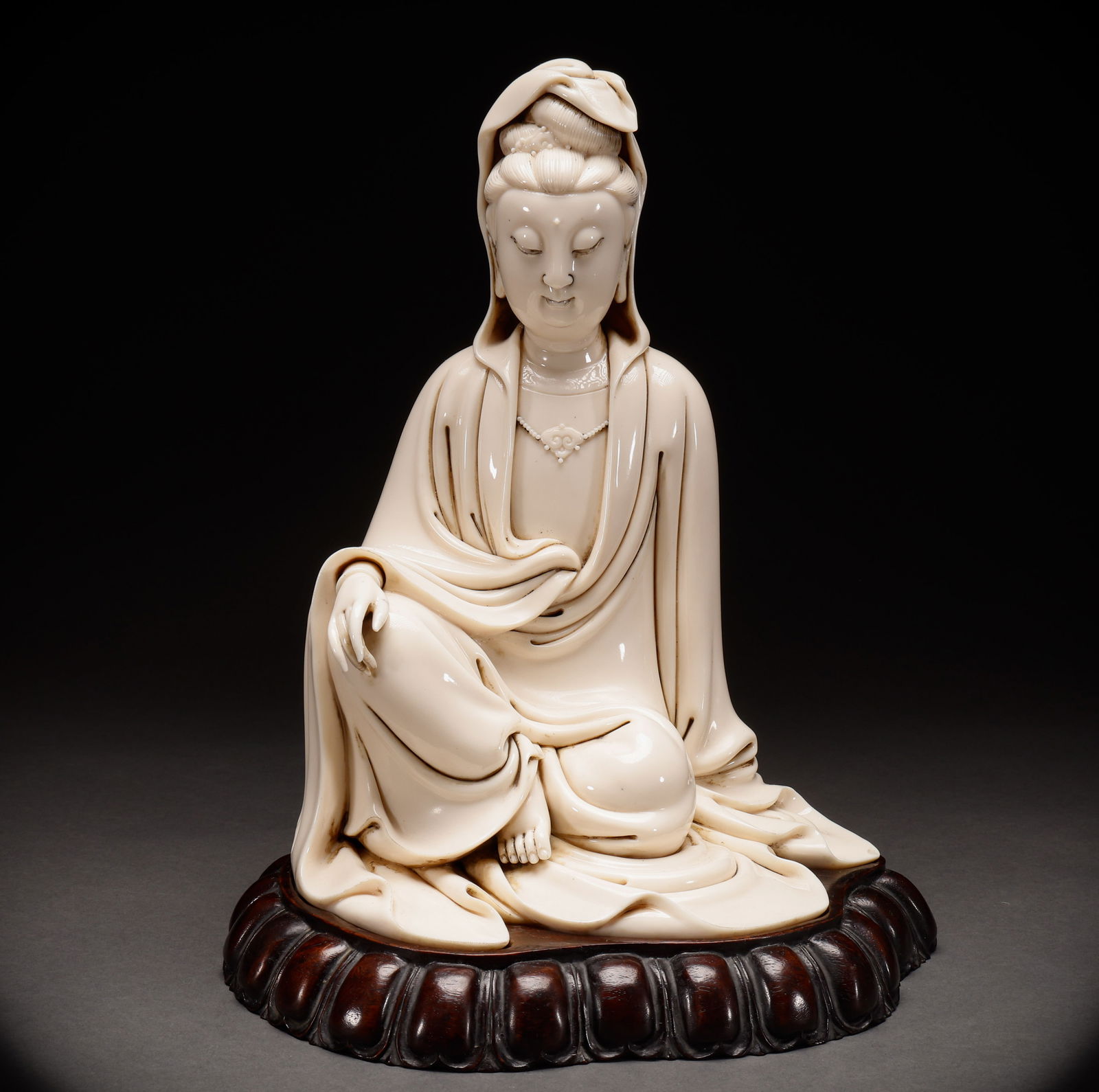 Ming Dynasty Dehua Kiln Guanyin Statue: Height: 35cm, Width: 26cm, Weight: 4102g