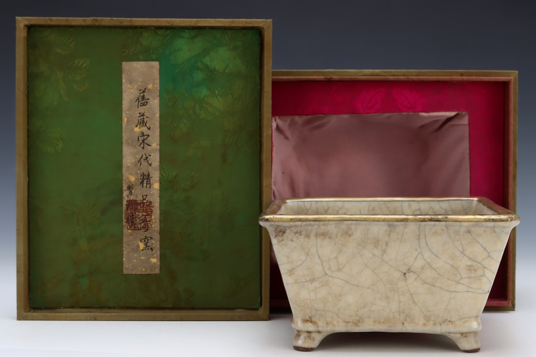 Before the Ming Dynasty, Ge kiln washed in all directions: Height: 10cm, Width: 18cm,