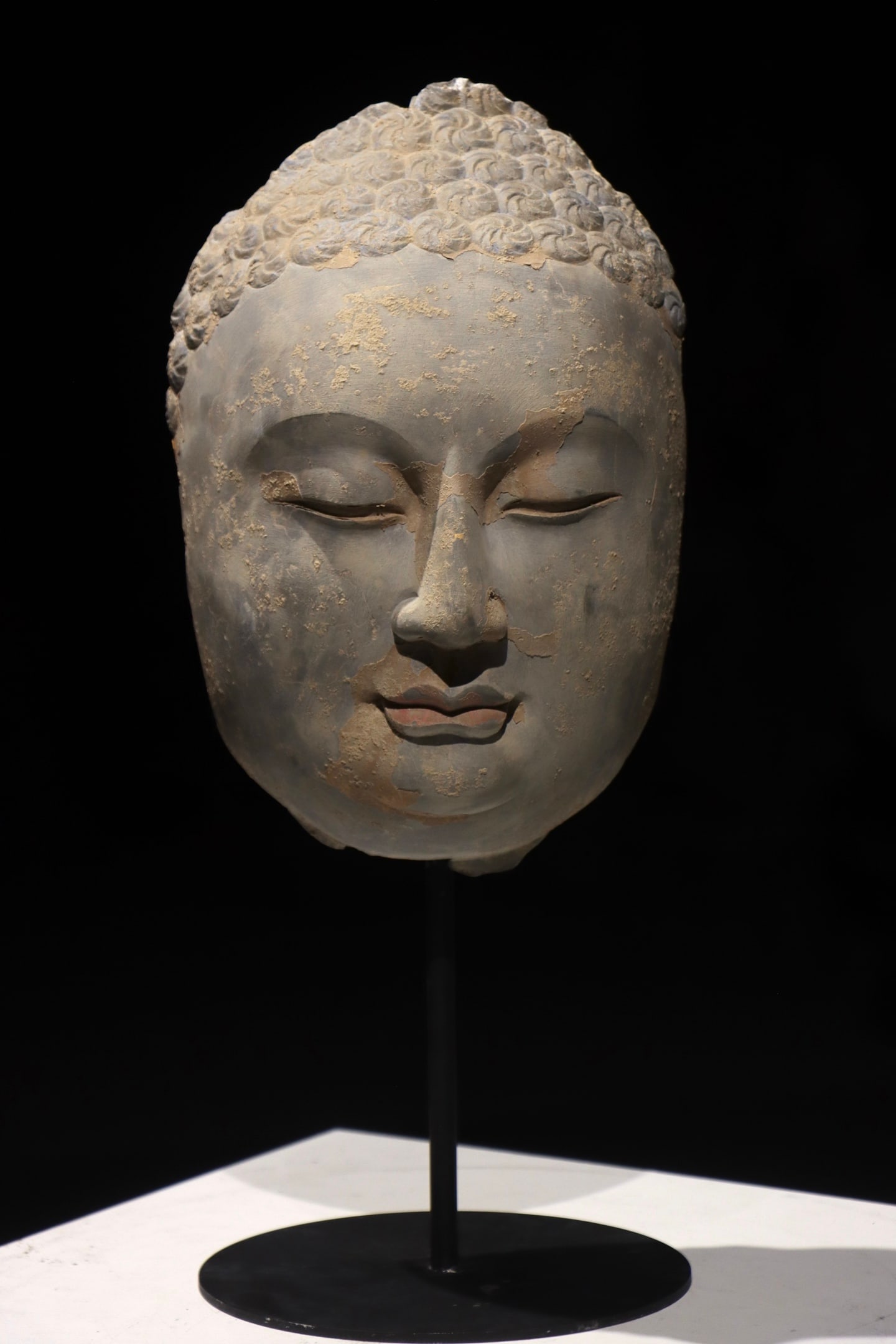 Before the Ming Dynasty, the blue stone Buddha's head (1 of 8)