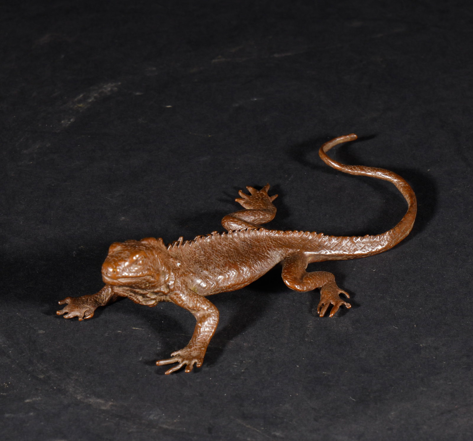 Bronze Lizard Ornament from the Qing Dynasty: Length: 14.5cm, Width: 7.5cm, Weight: 181g
