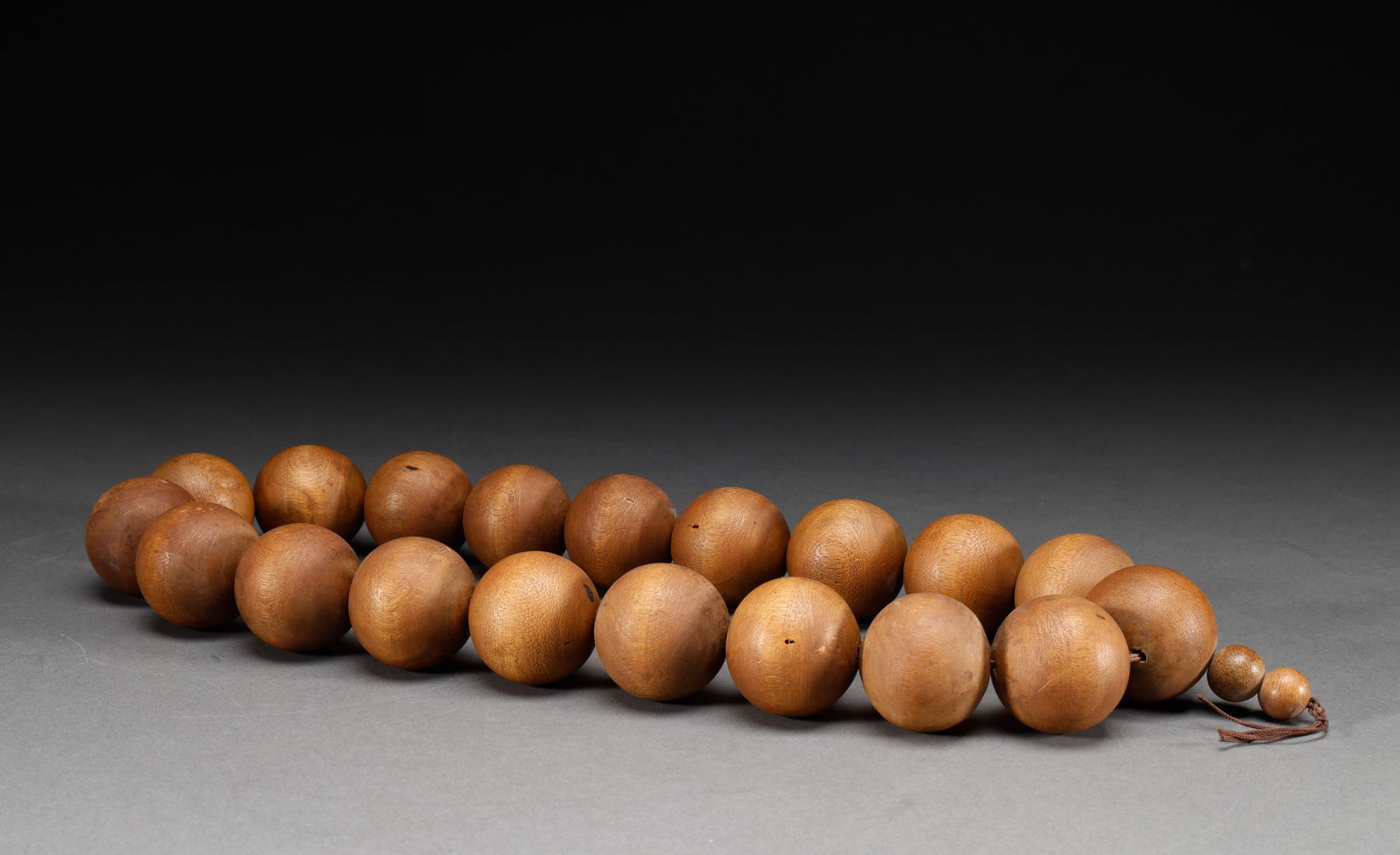 Qing Dynasty Agarwood 18 Sons Handheld: Diameter: 4cm, weight: 239g