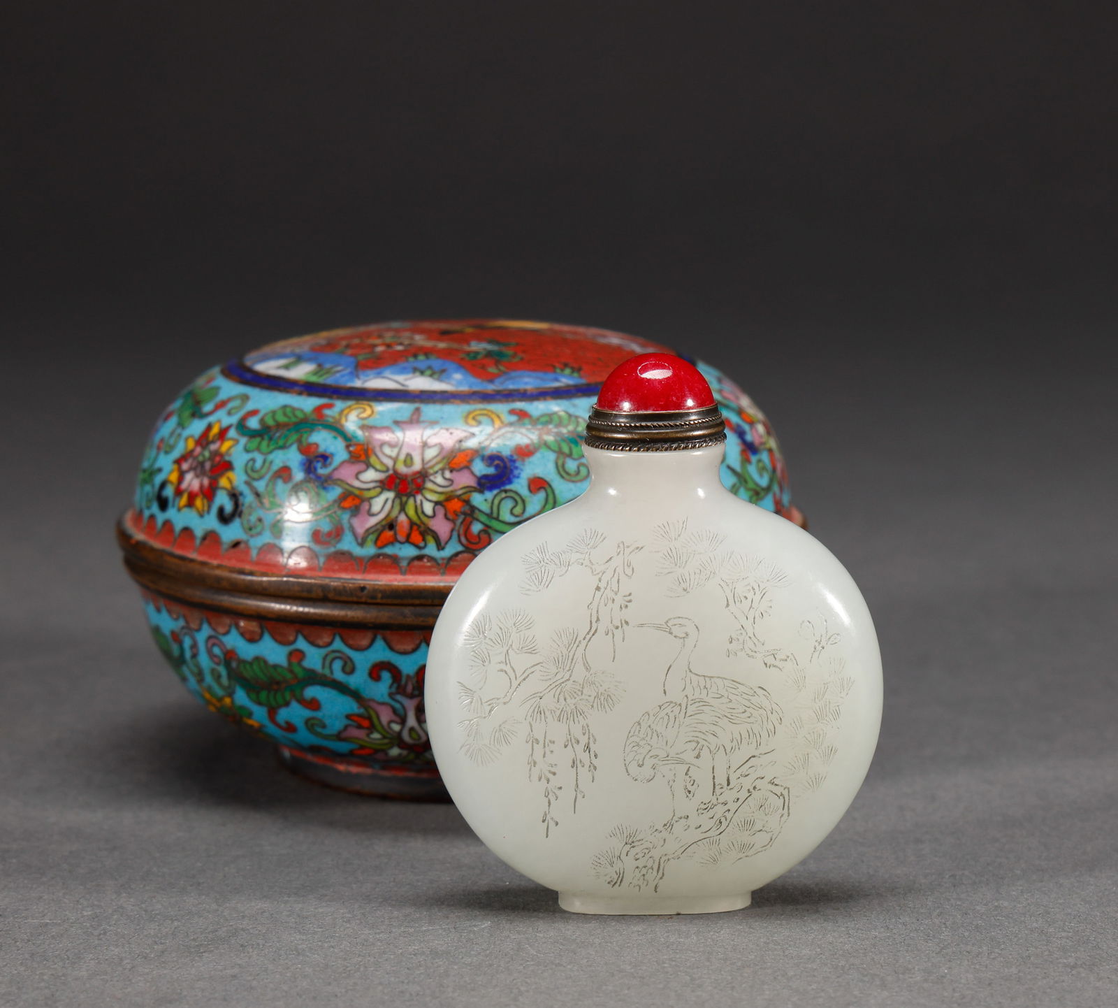 Qing Dynasty Hotan Jade snuff bottle (cloisonne lid box) (1 of 11)