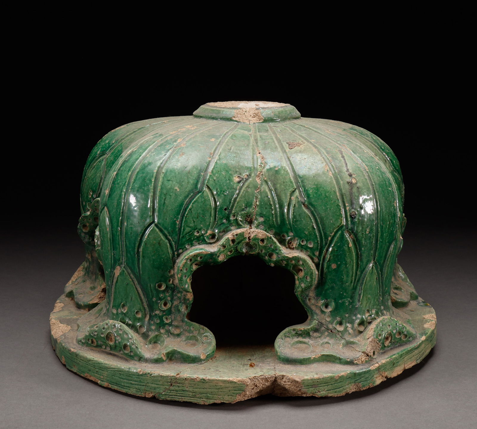 Before the Ming Dynasty, the base was made of green glaze: Height: 23cm, width: 40cm, weight: 23248g