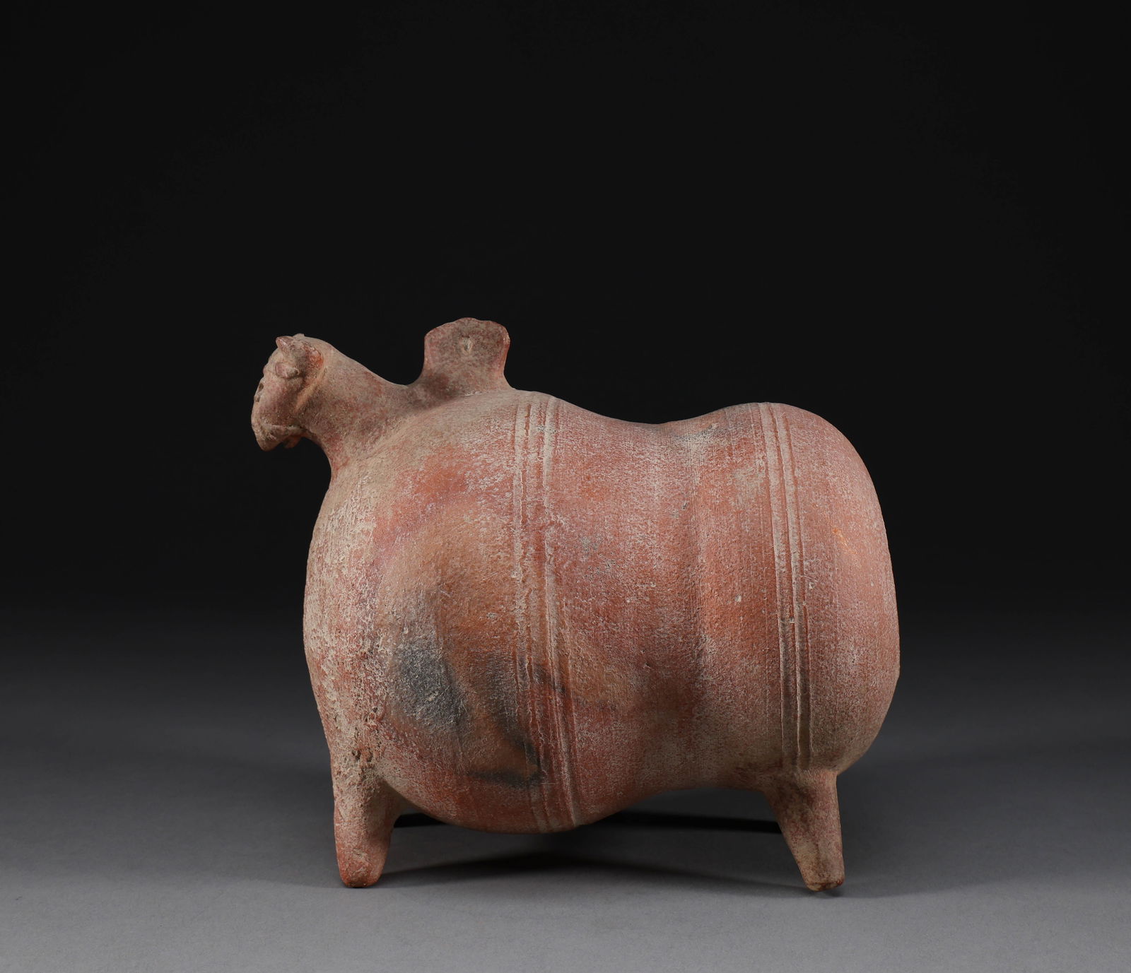ancient pottery: Height: 15cm, width: 18cm, weight :748g