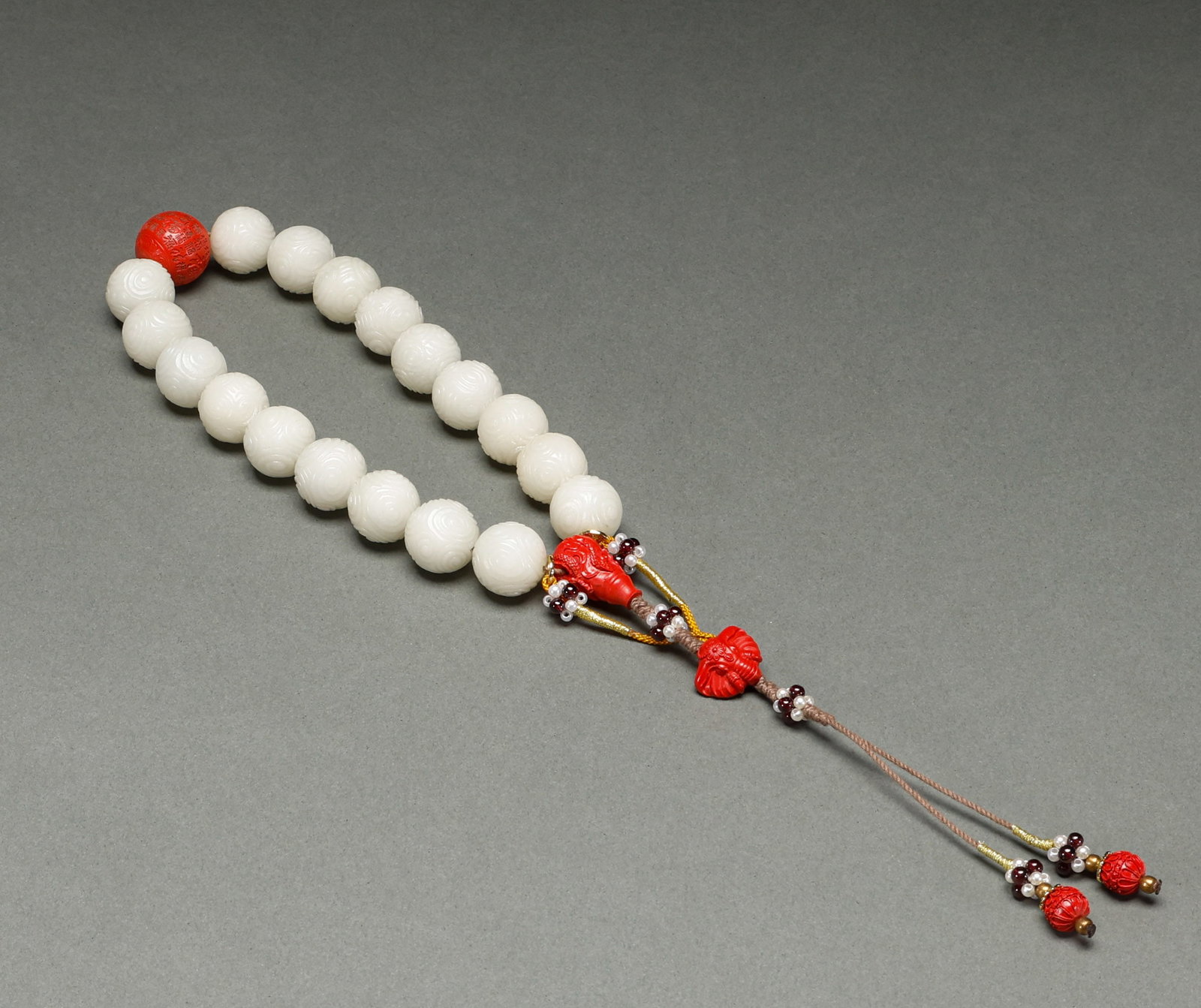 18 Hotan Jade in Qing Dynasty: Diameter: 2cm, Weight: 186g