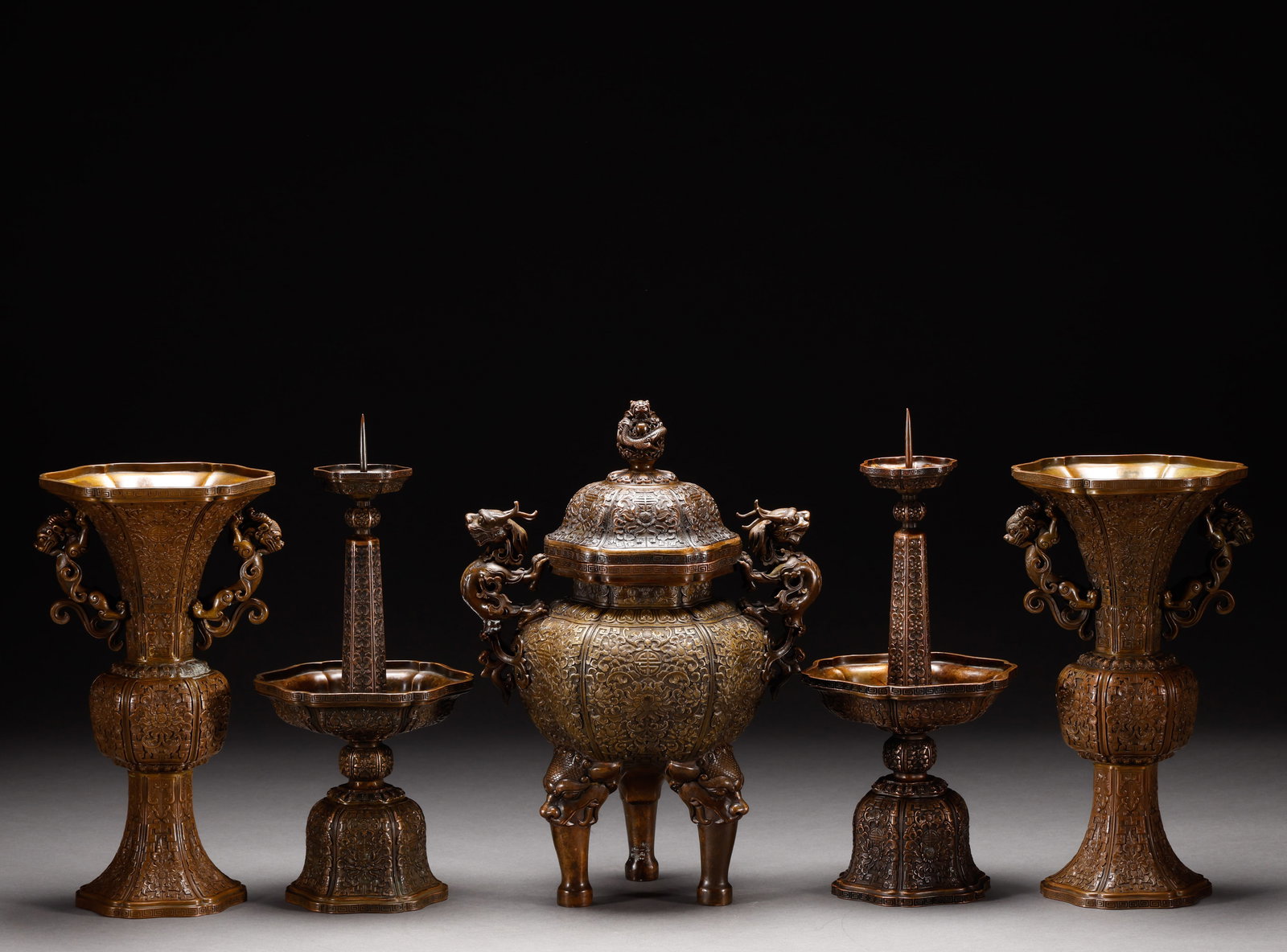 A group of bronze Buddha's front five offerings in the Qing Dynasty: Height: 35cm, width: 24cm, weight: 11457g