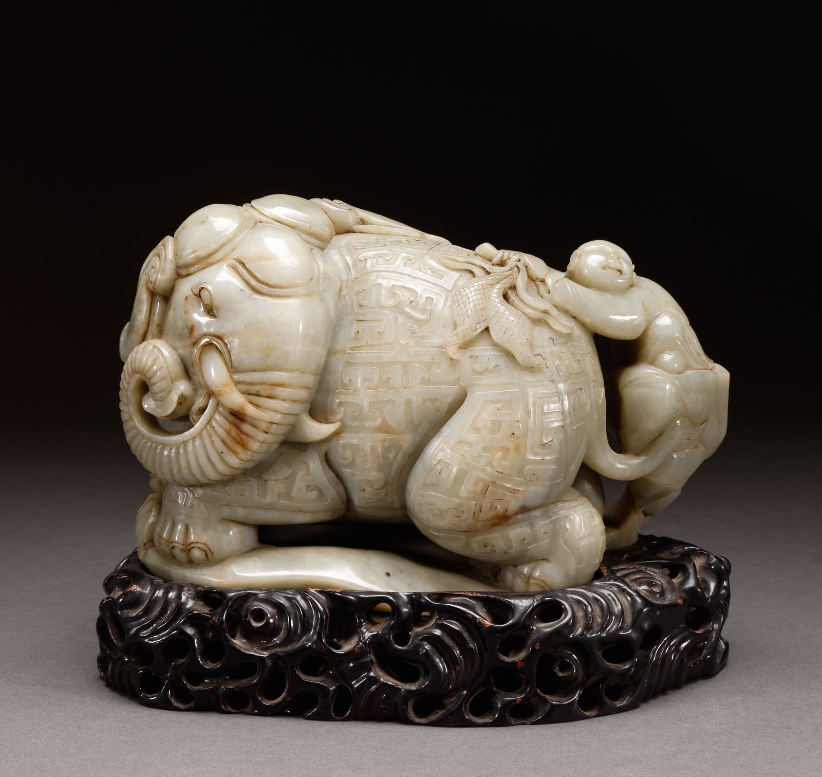 Hetian Jade Elephant in Qing Dynasty: Height: 18cm, width: 24cm, weight: 6346g