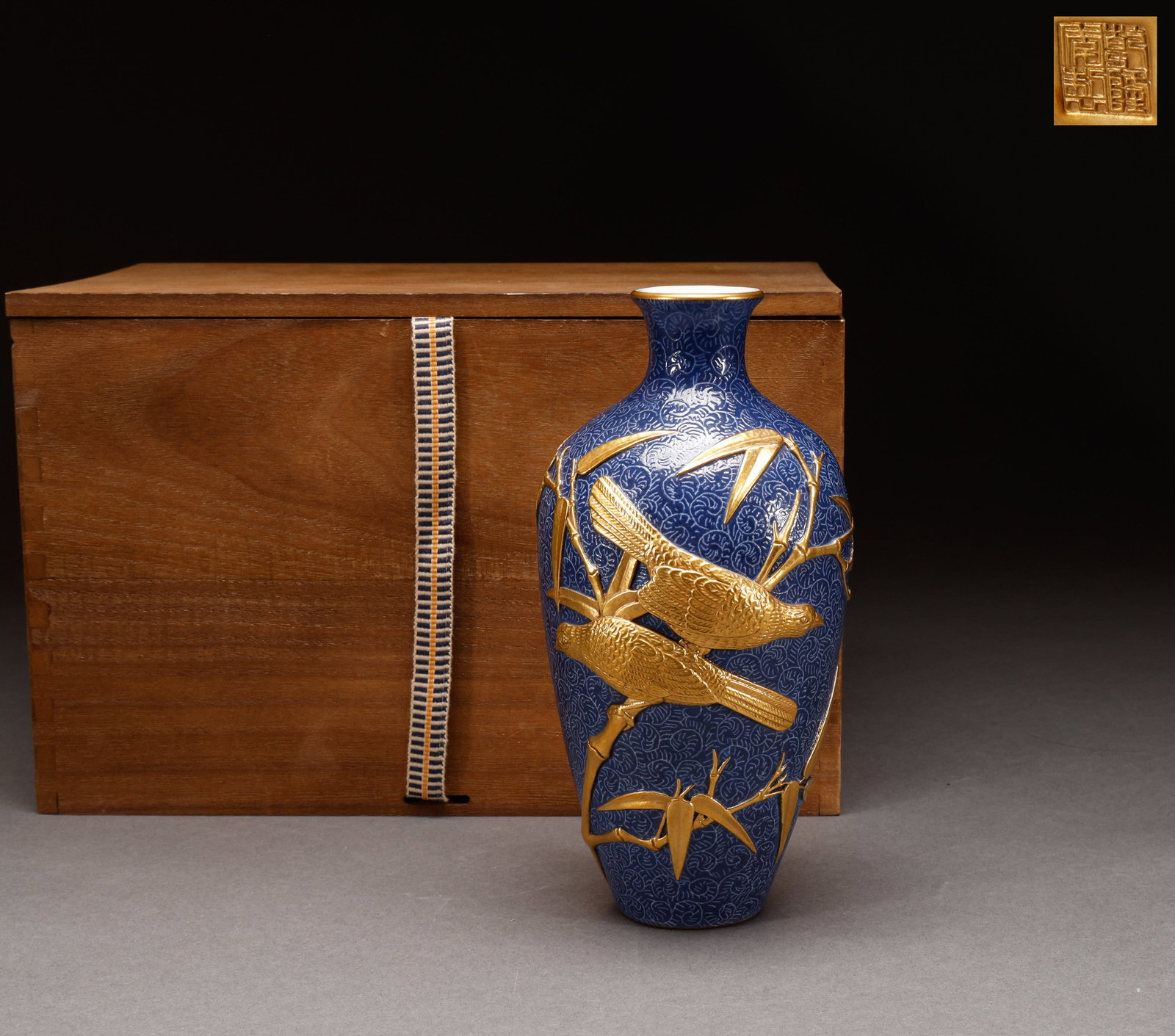 Qing Dynasty gemstone blue painted gold vase: Height: 19cm, width: 9cm, weight: 591g