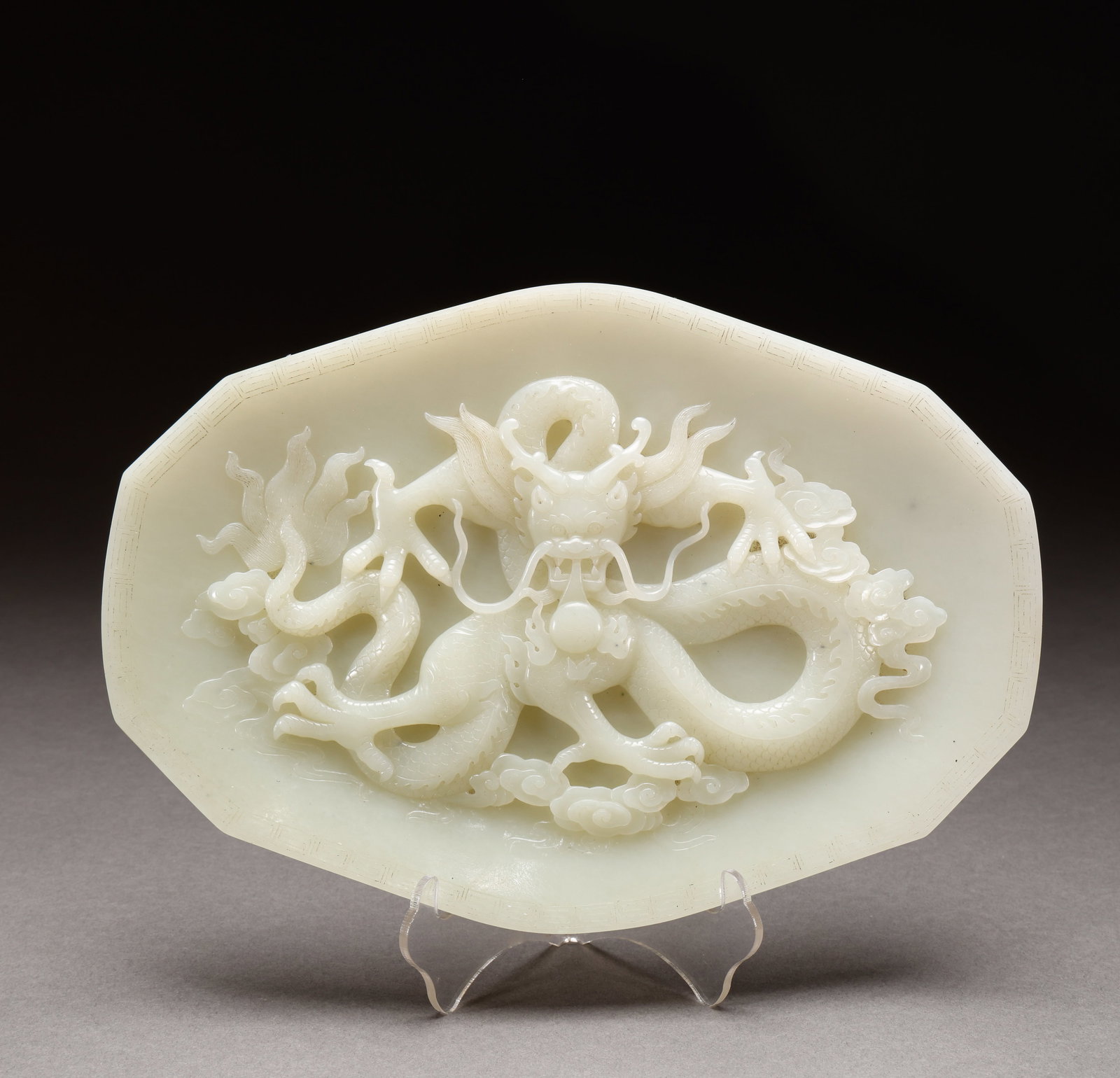 Qing Dynasty Hetian Jade Dragon Pattern Plate: Height: 17cm, width: 24cm, weight: 819g