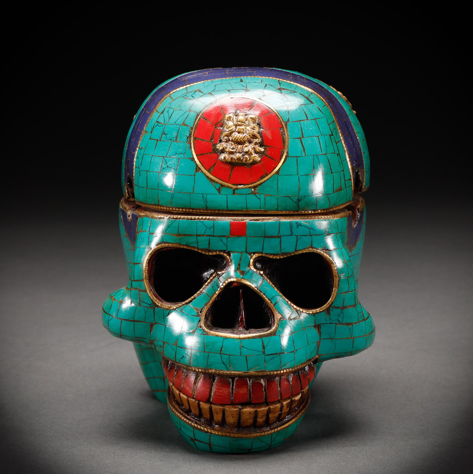 Qing Dynasty turquoise skull: Height: 15cm, Width: 10.5cm, Weight: 1024g