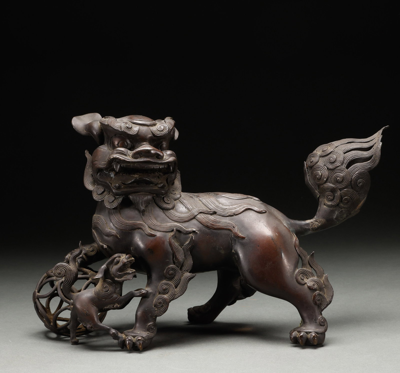 Qing Dynasty Bronze Lion Playing Ball: Height: 22cm, Width: 36cm, Weight: 3805g
