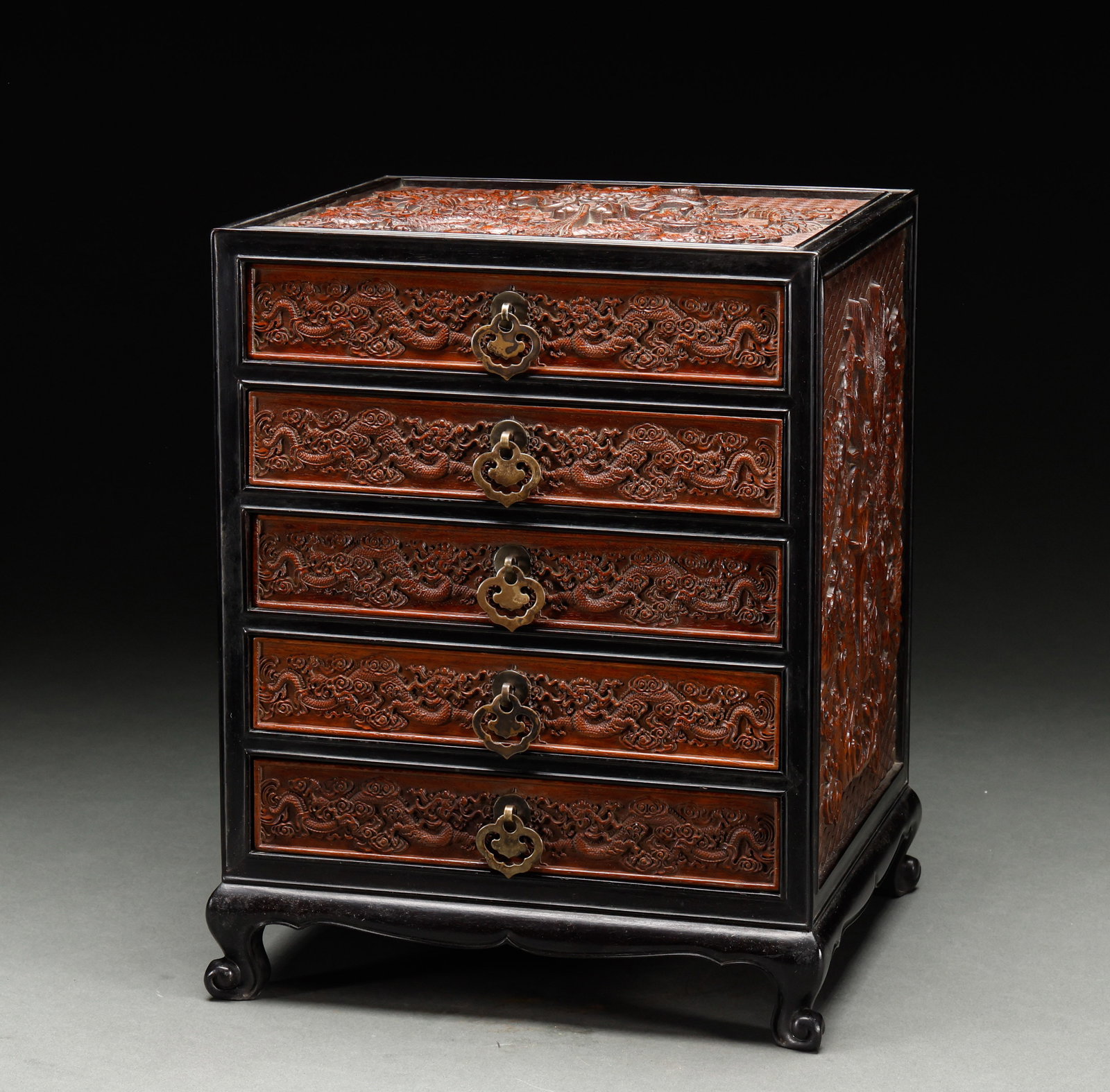 Qing Dynasty purple sandalwood inlaid with yellow pear dragon pattern antique box: Height: 32cm, Width: 24cm, Thickness: 22cm, Weight: 4357g