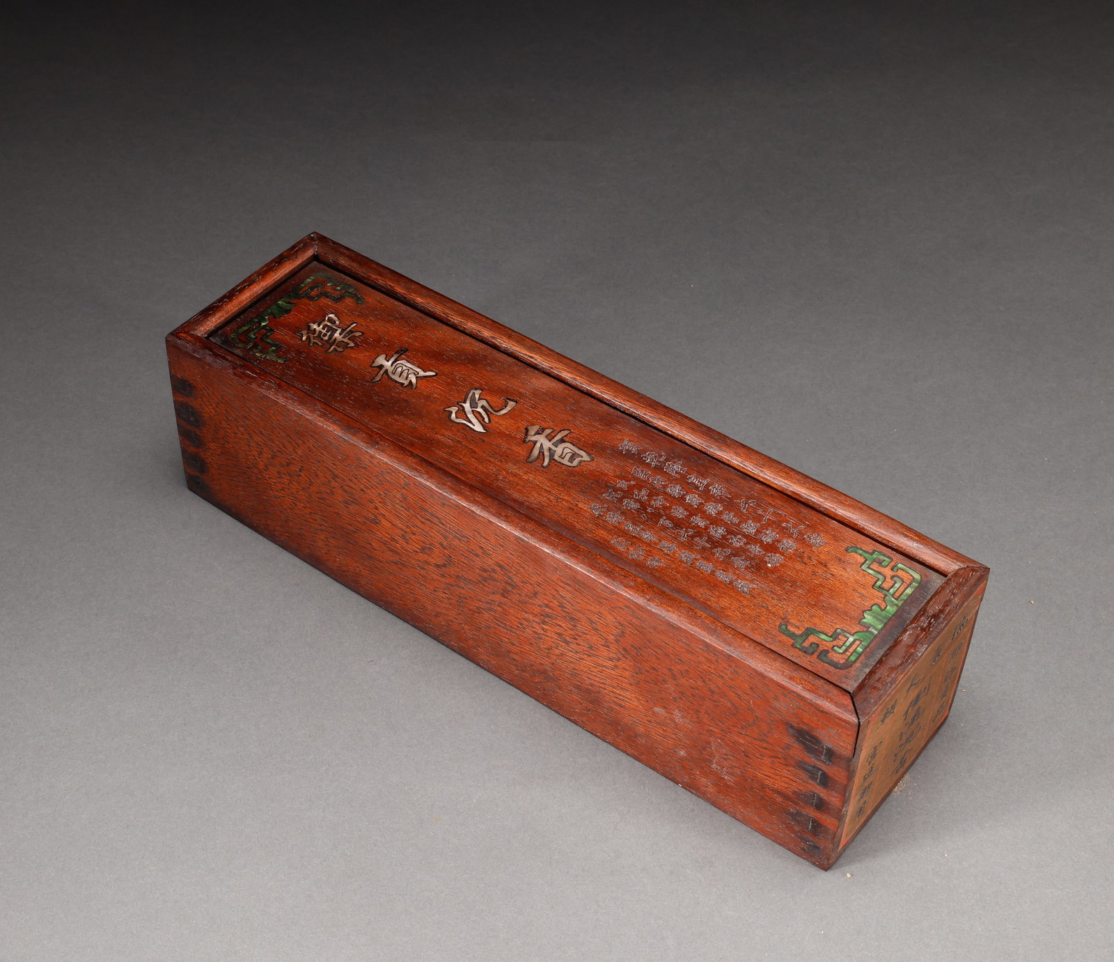 A box of Qing Dynasty agarwood: Height: 30cm, width: 8cm, weight: 828g