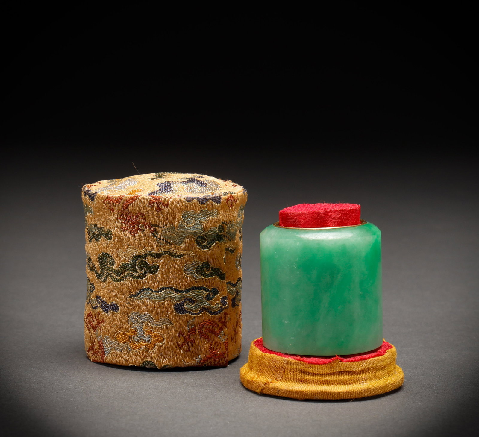 Qing Dynasty jade finger: Height: 3.4cm, Width: 2.8cm, Weight: 51g