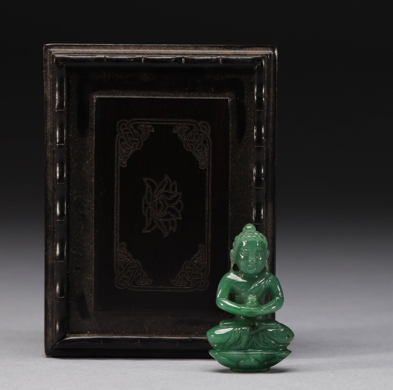 Qing Dynasty Jade Buddha: Height: 4cm, width: 2.5cm, weight: 10g