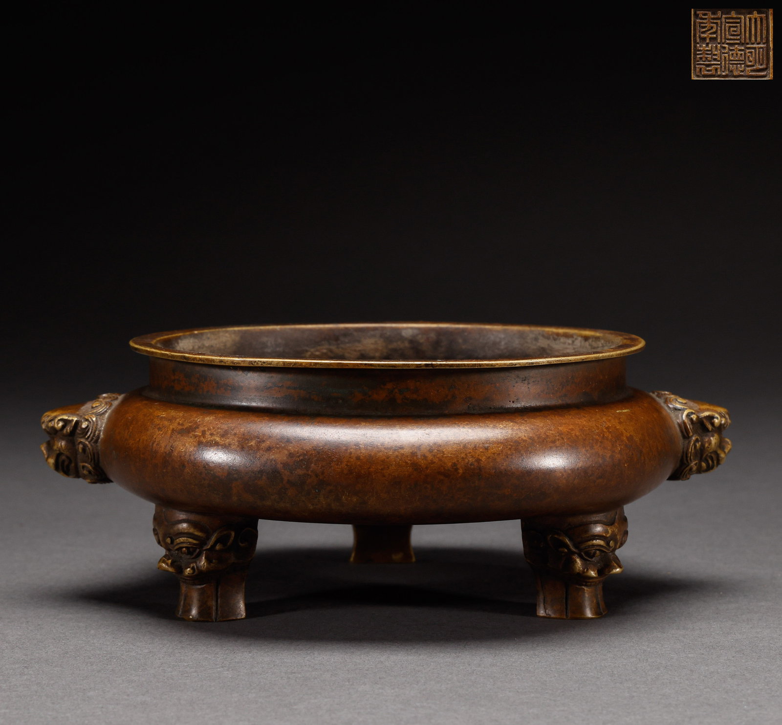 Ming Dynasty copper three legged furnace: Height: 7cm, width: 12.5cm, weight: 1344g
