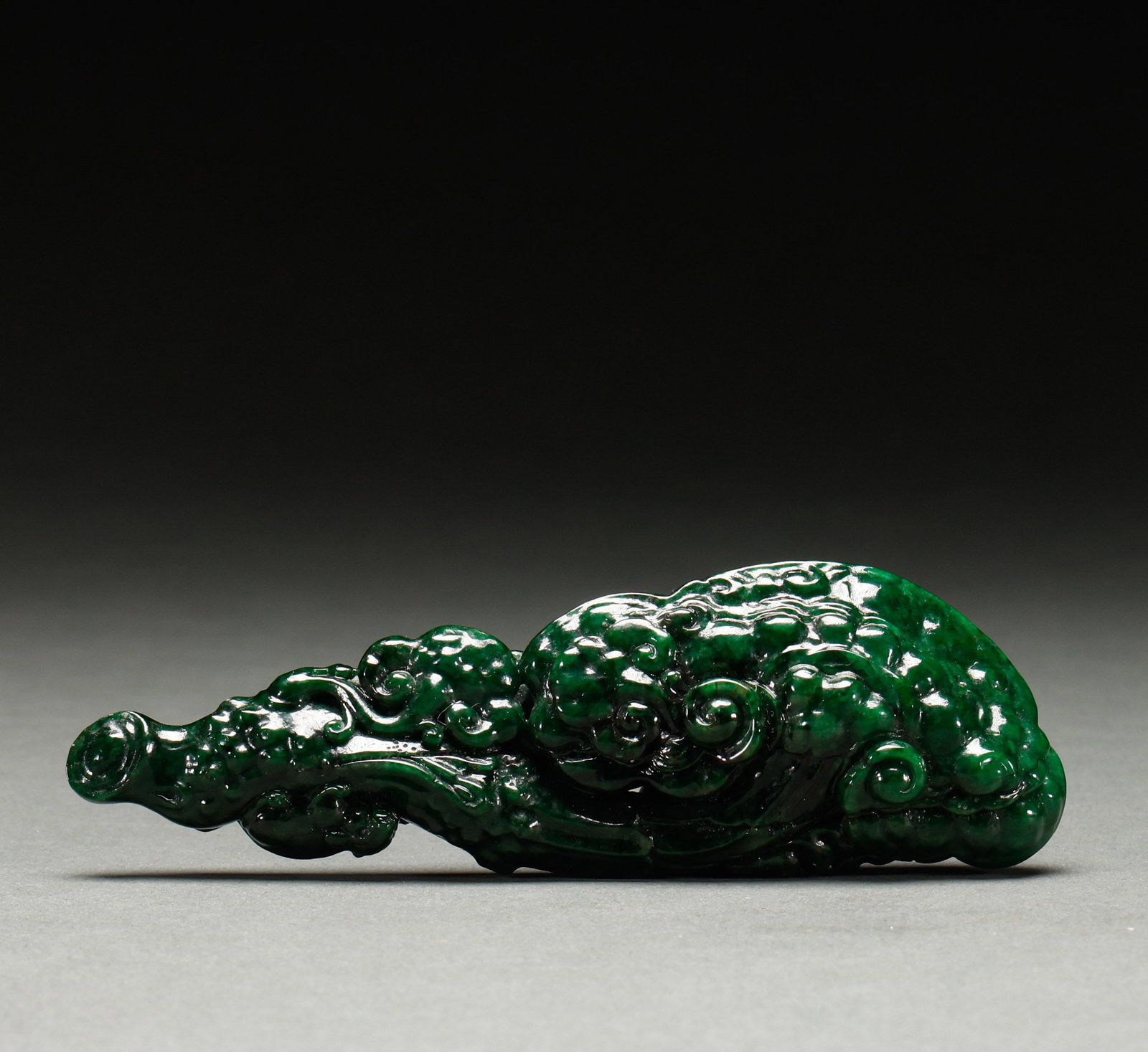 Qing Dynasty Jade Ruyi: Length: 12cm, Width: 4cm, Weight: 103g