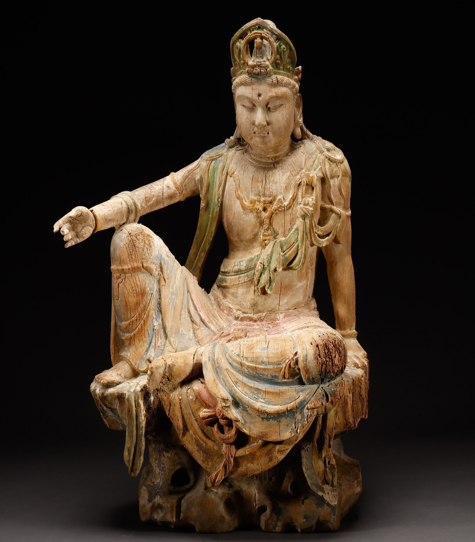 Wooden painted Guanyin statue before the Ming Dynasty: Height: 82cm, width: 50cm, weight: 22373g
