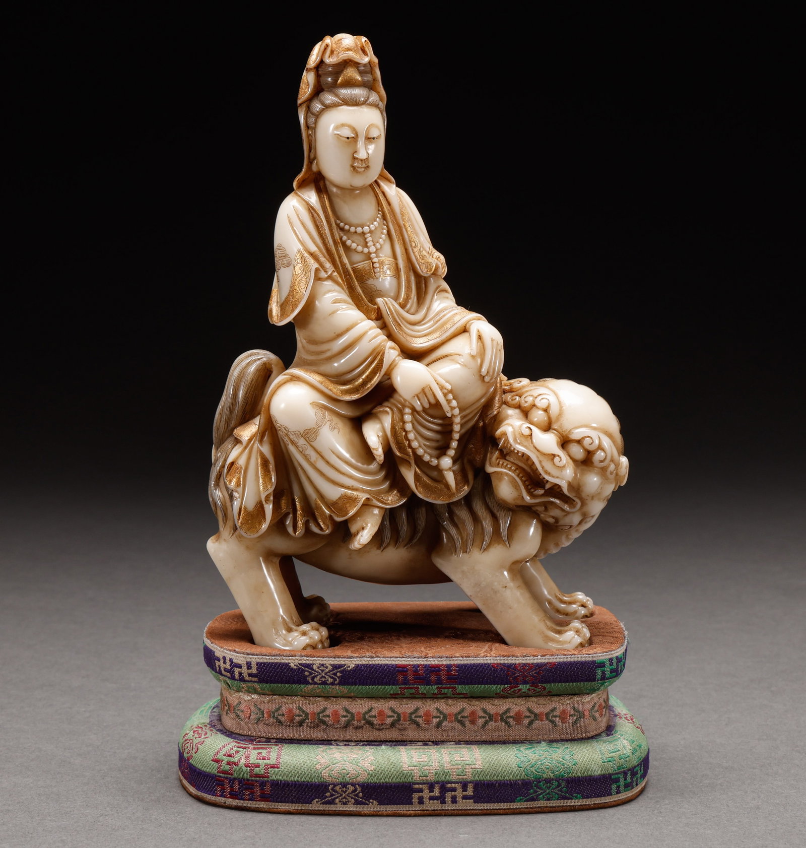 Qing Dynasty Shoushan Stone Guanyin Statue: Height: 17.5cm, Width: 12cm, Weight: 920g