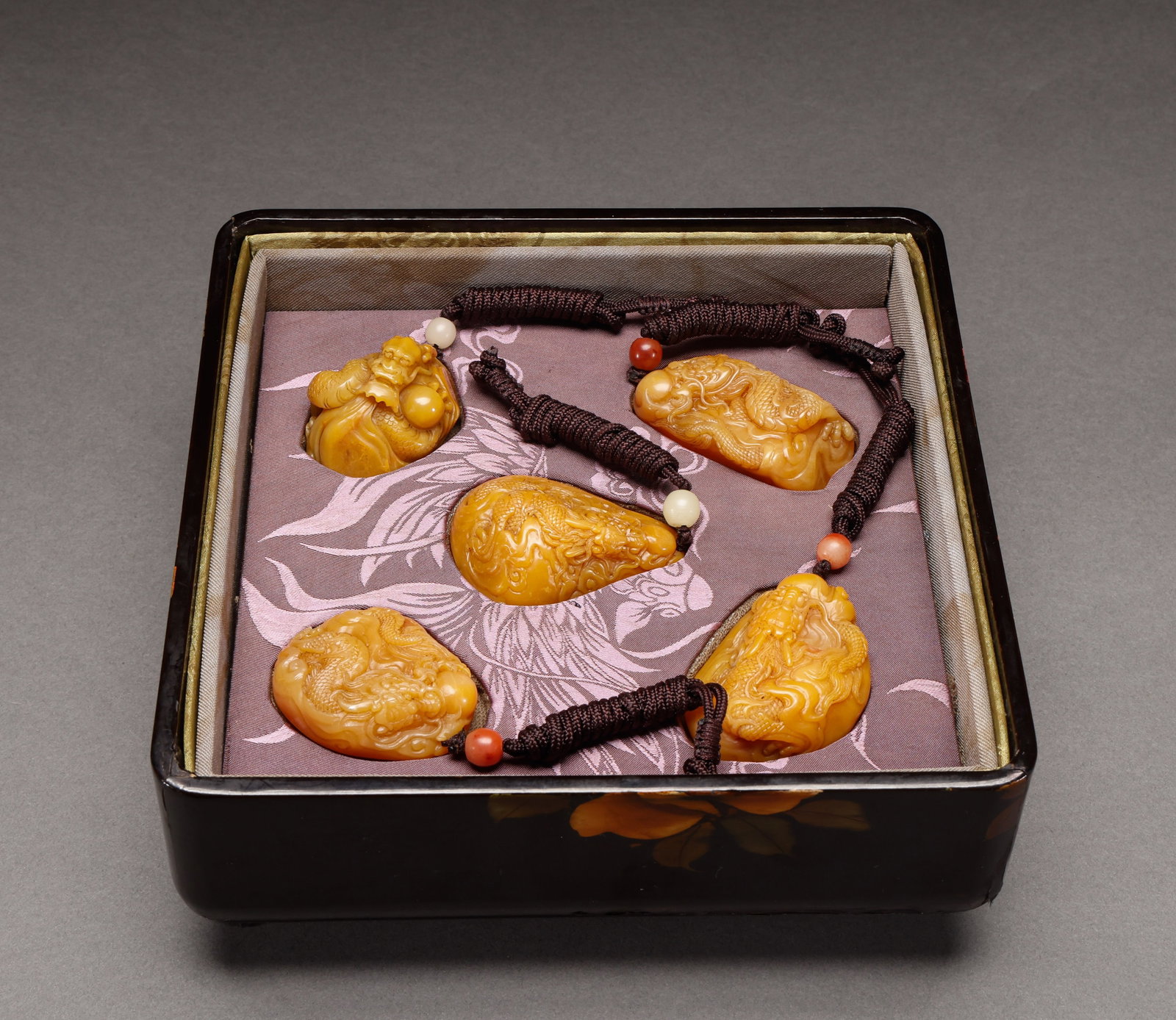 A box of Qing Dynasty Tian Huangshi dragon patterned handles: Height: 6cm, Width: 4.5cm, Weight: 306g
