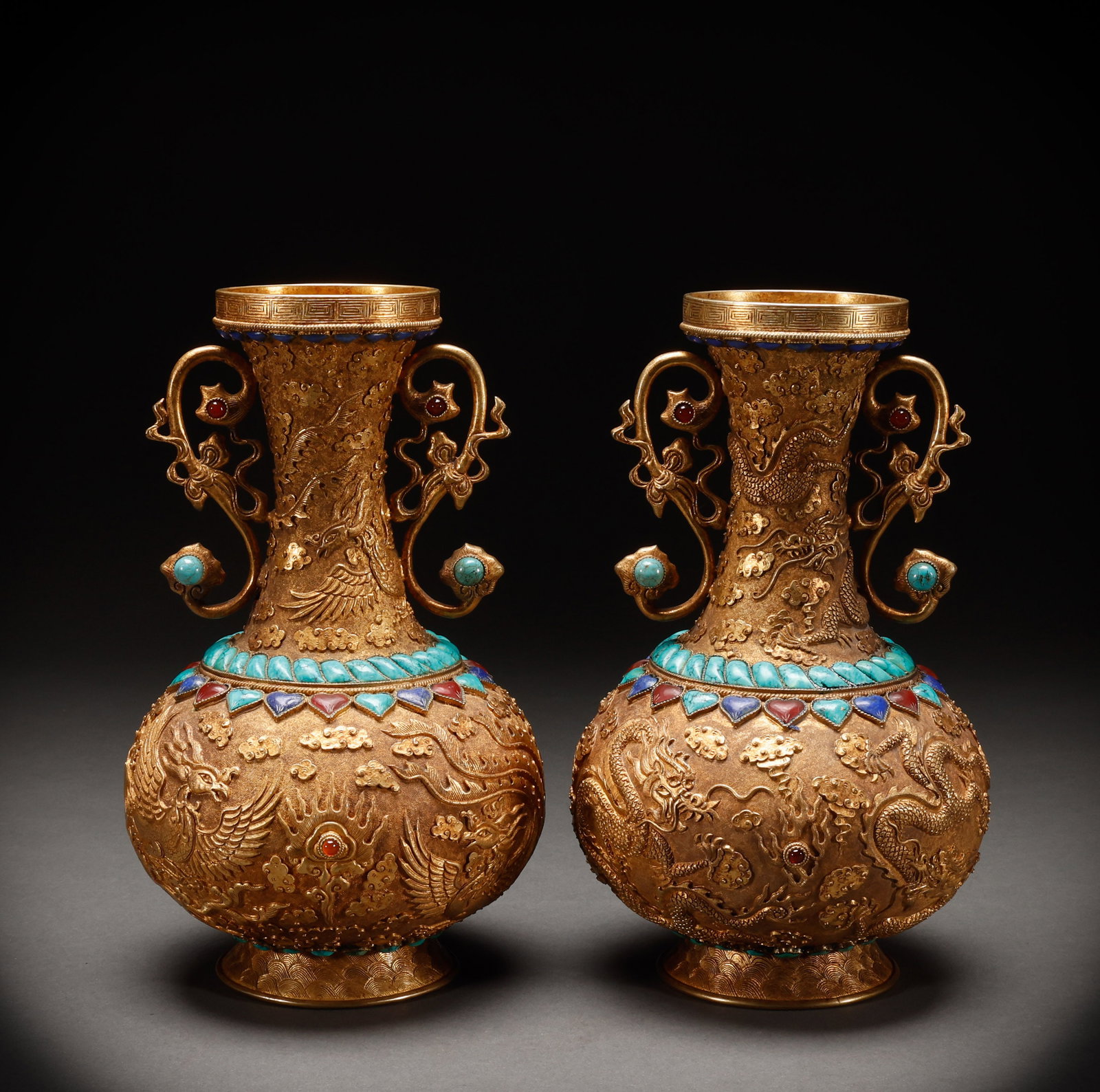 Copper gilded double ear vase with inlaid gemstones from the Qing Dynasty or earlier: Height: 25cm, Width: 14cm, Weight: 3100g