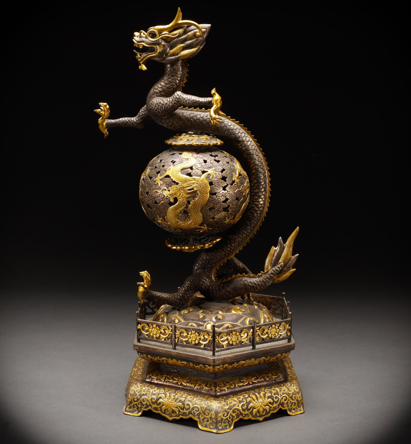 Qing Dynasty Silver Gilded Golden Dragon Pattern Aromatherapy: Height: 50cm, Width: 22cm, Weight: 4812g