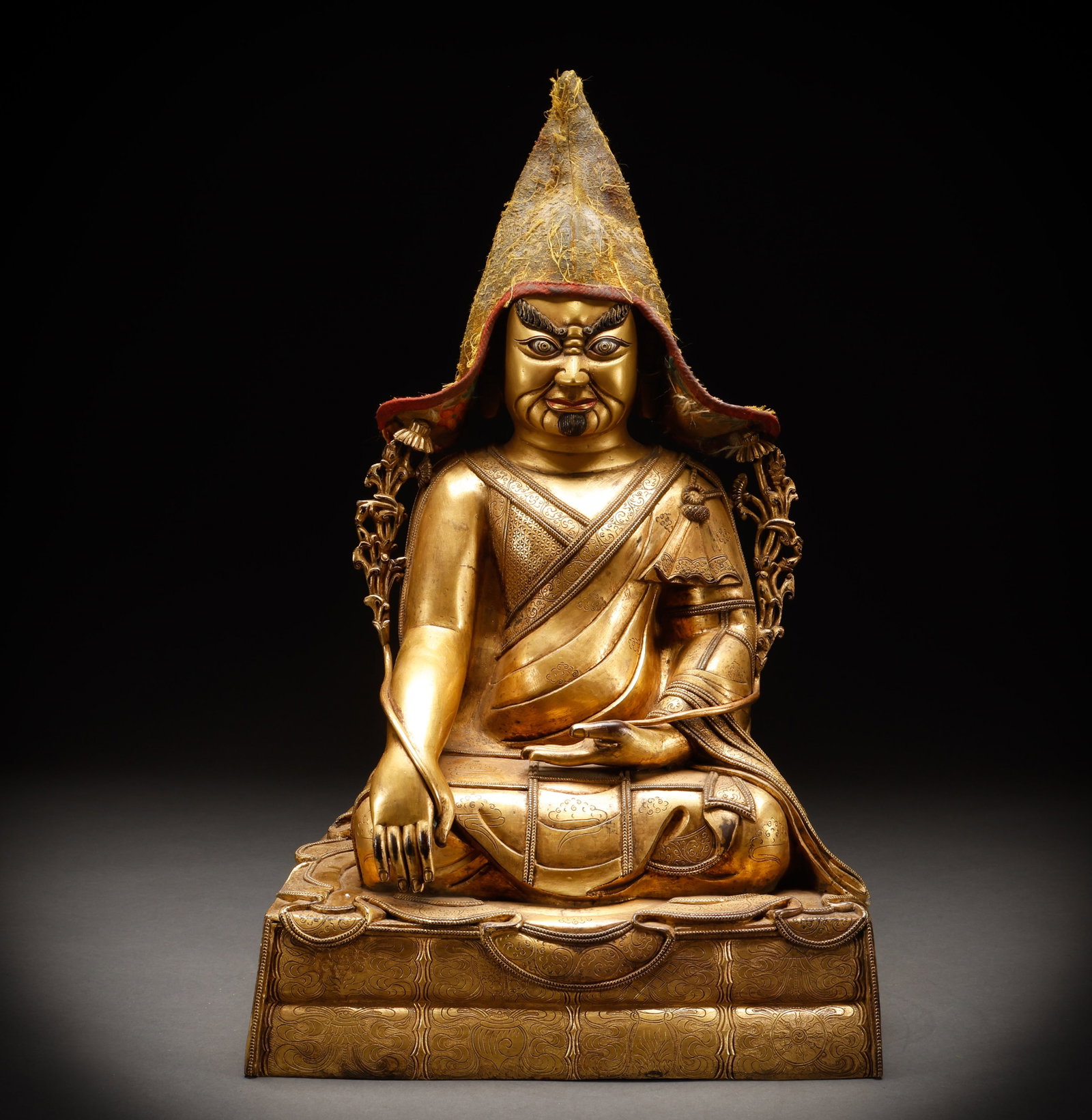 Bronze gilded statue of a Buddhist master in the Qing Dynasty: Height: 38cm, Width: 28cm, Weight: 14793g