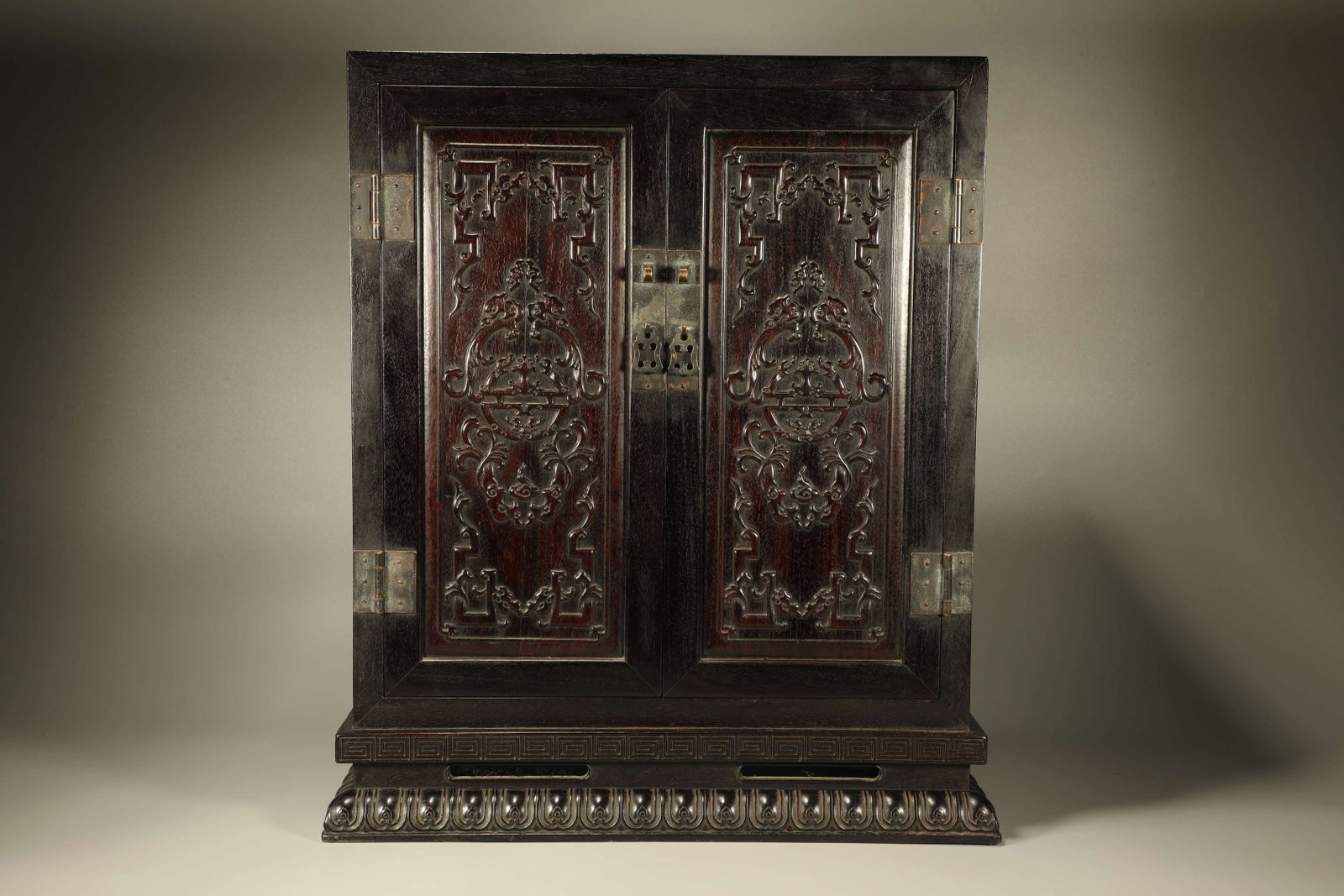 Purple sandalwood carved dragon patterned Buddha cabinet: Length: 44cm, Width: 27cm, Height: 50cm