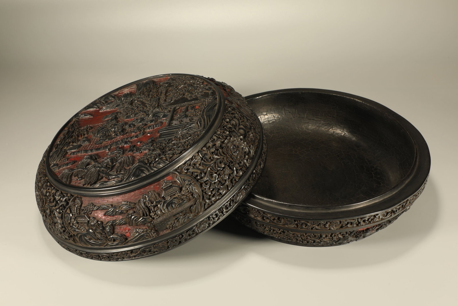 Lacquer landscape figure holding box: Height: 15cm, Width: 28.8cm,