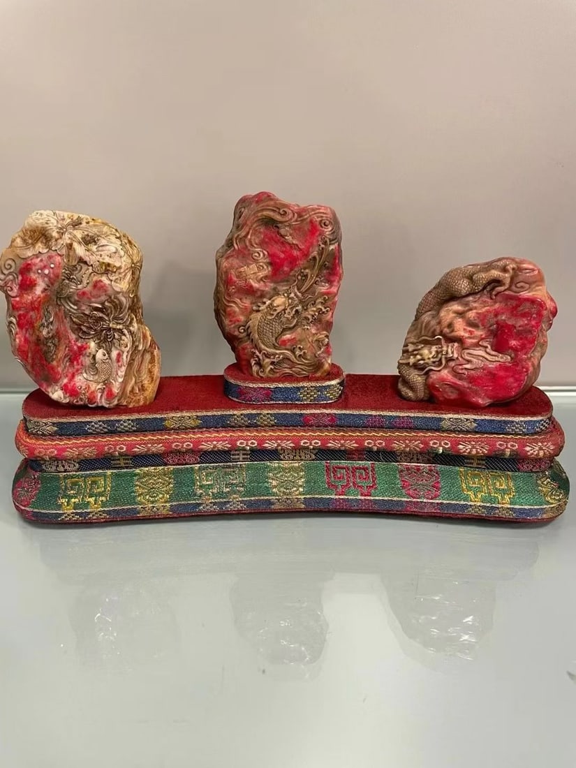 Qing Dynasty Chicken Blood Stone Mountain: Height: 5cm, Width: 2.8cm, Weight: 368g