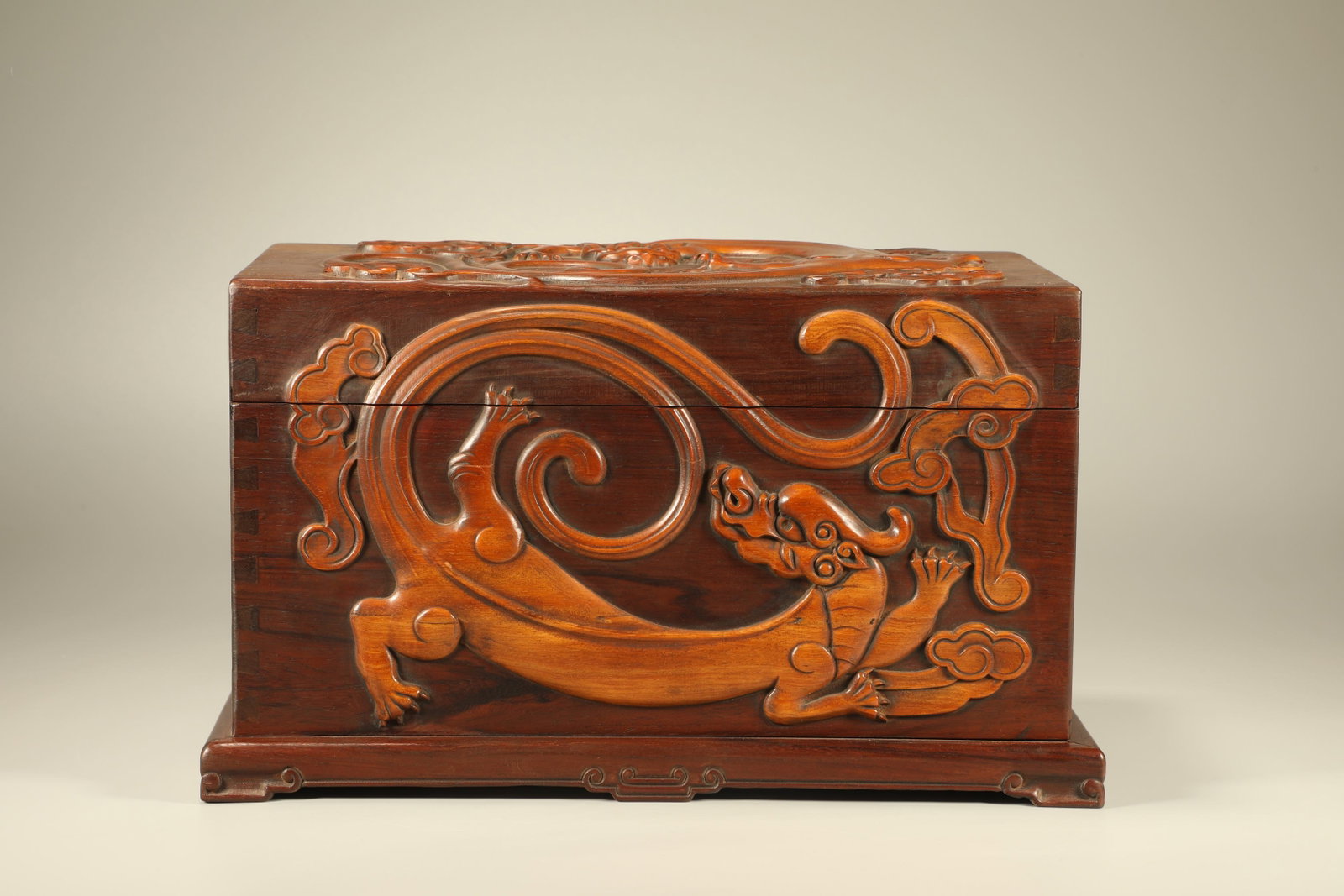 Qing Dynasty Huanghua pear inlaid with boxwood carved with dragon and dragon patterns, multi: Length: 32cm, Width: 18cm, Height: 19cm,