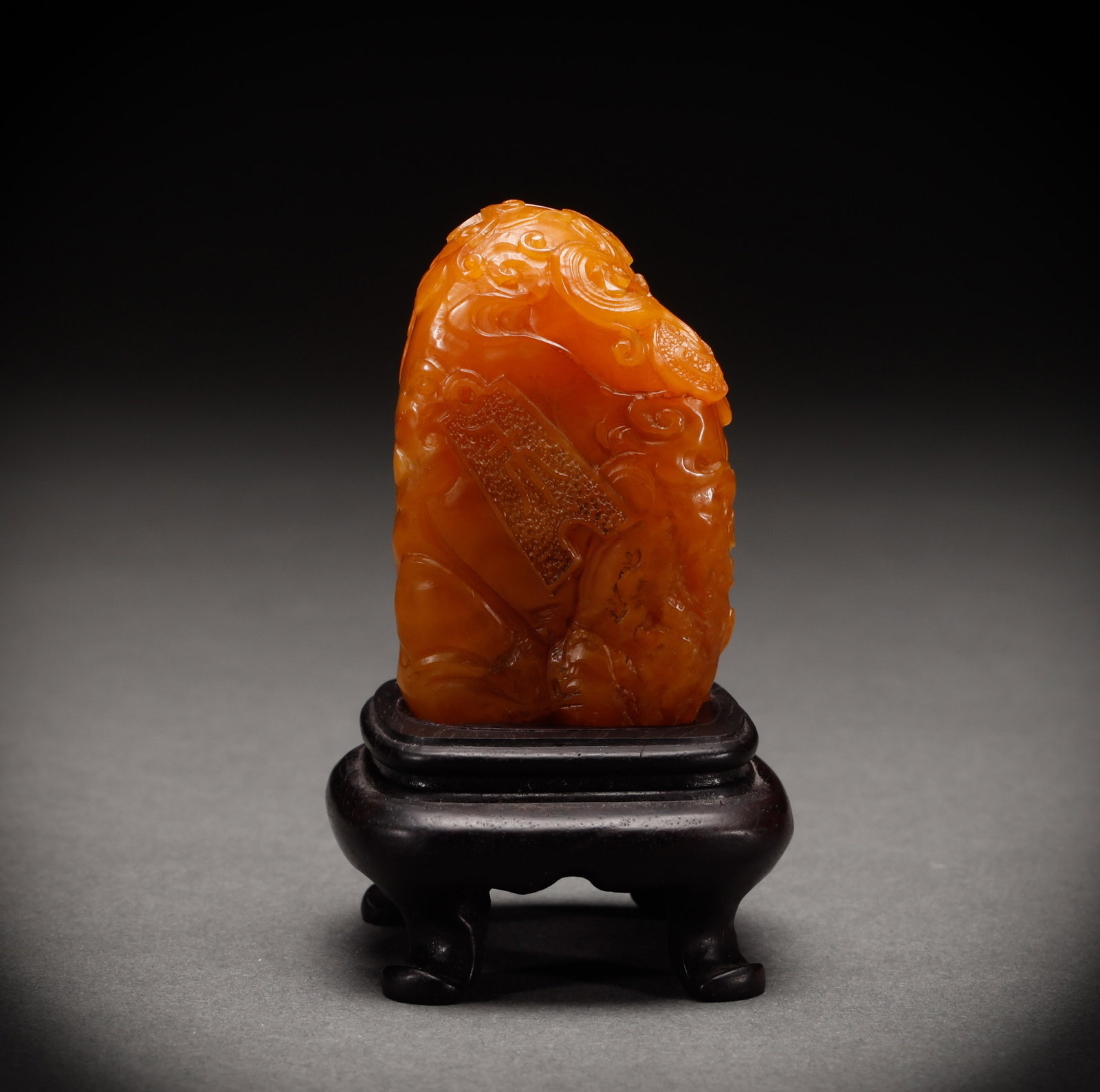 Qing Dynasty Shoushan Tian Huangshishanzi: Height: 6cm, Width: 3.8cm, Weight: 118g