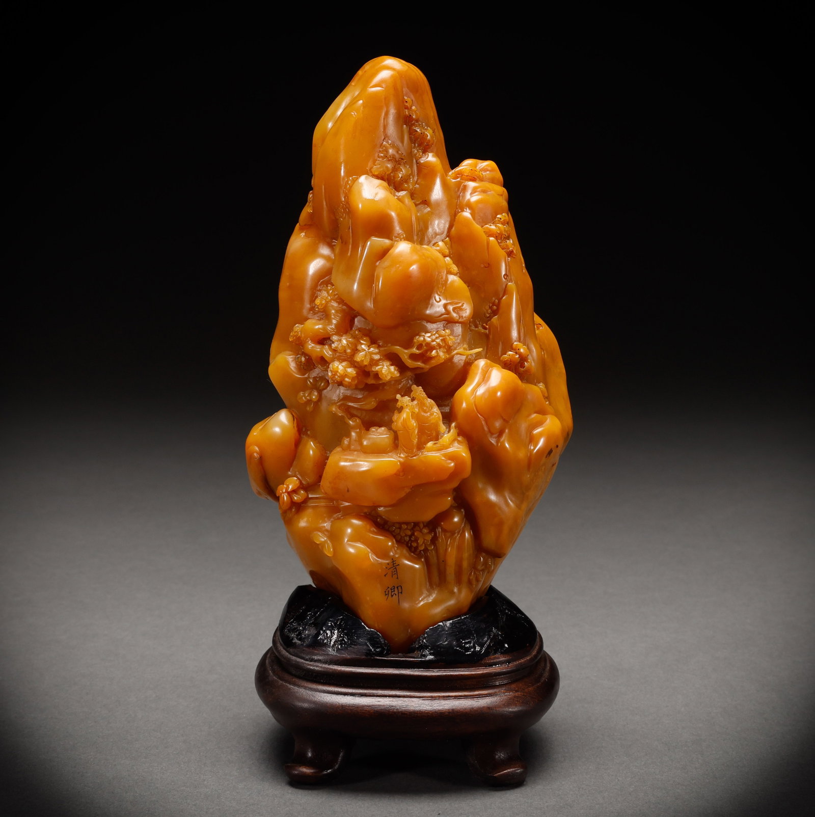 Qing Dynasty Shoushan Tian Huangshishanzi: Height: 16cm, Width: 8.5cm, Weight: 700g