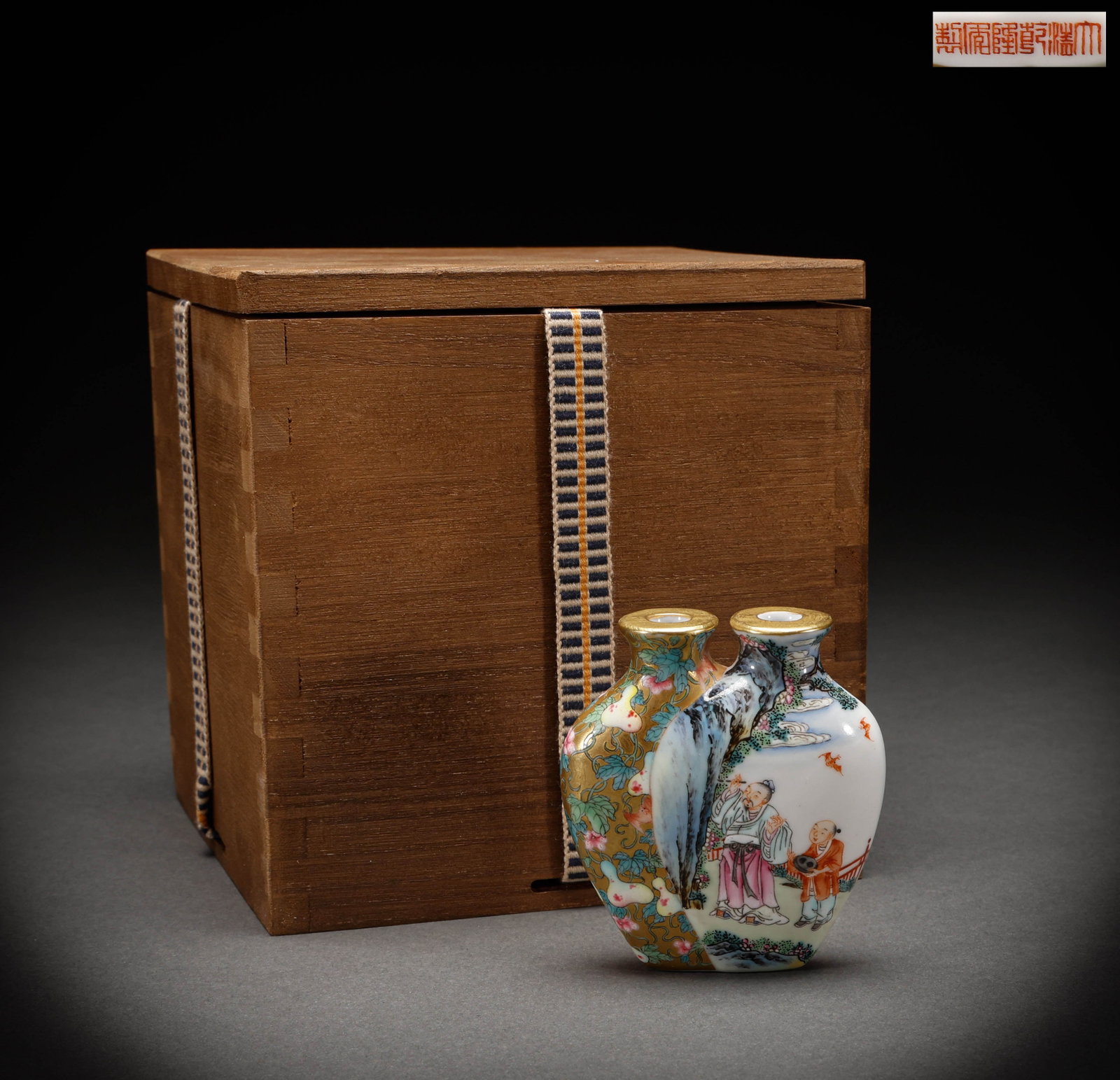 Qing Dynasty powder painted snuff bottle: Height: 7.5cm, Width: 6.5cm, Weight: 81g