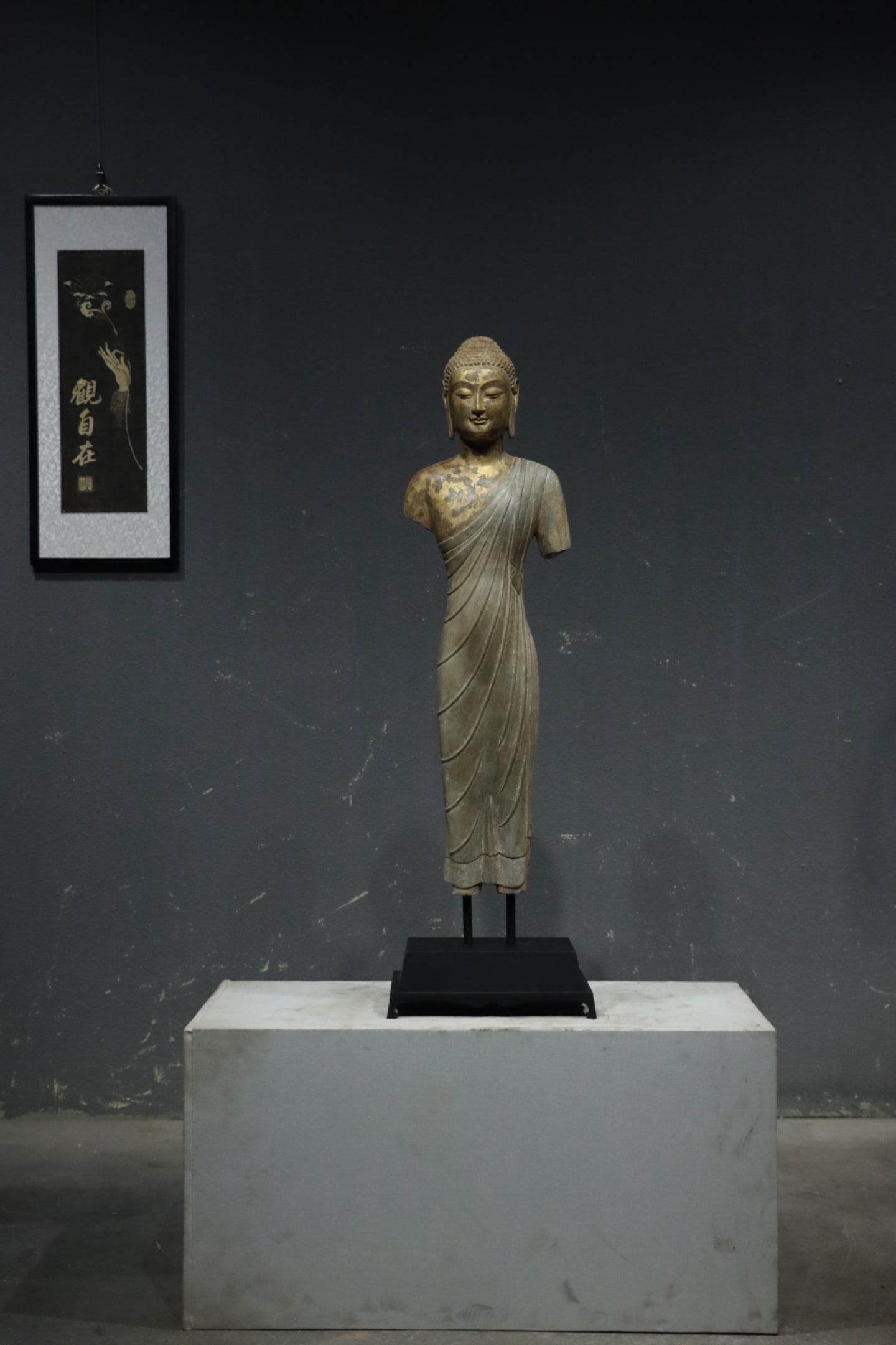 Before the Ming Dynasty, there were blue stone Buddha statues: Height: 112cm,