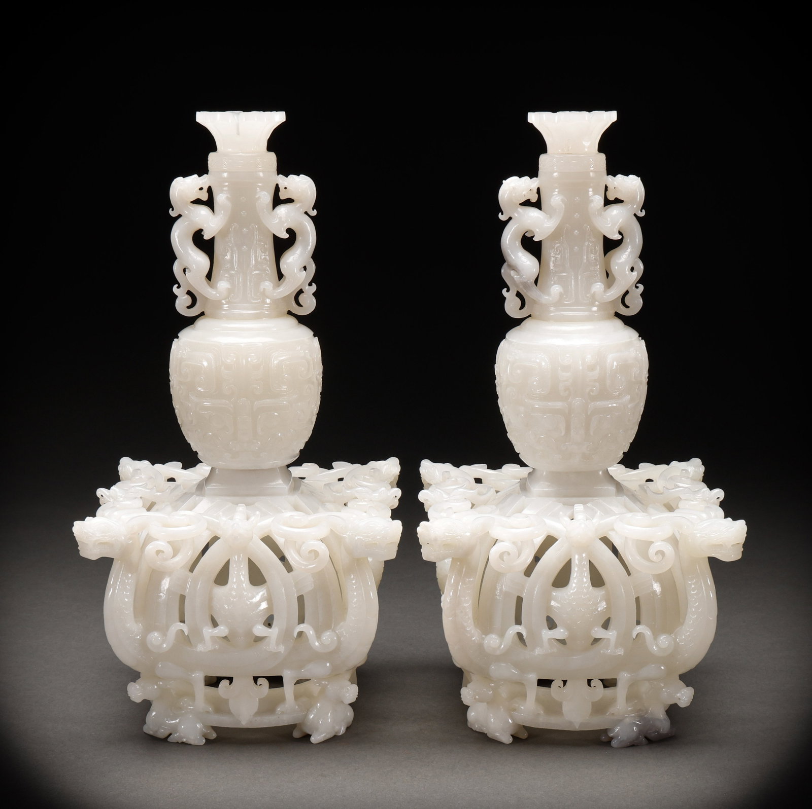 A pair of Hotan Jade bottles in the Qing Dynasty: Height: 30cm, Width: 15cm, Weight: 3274g