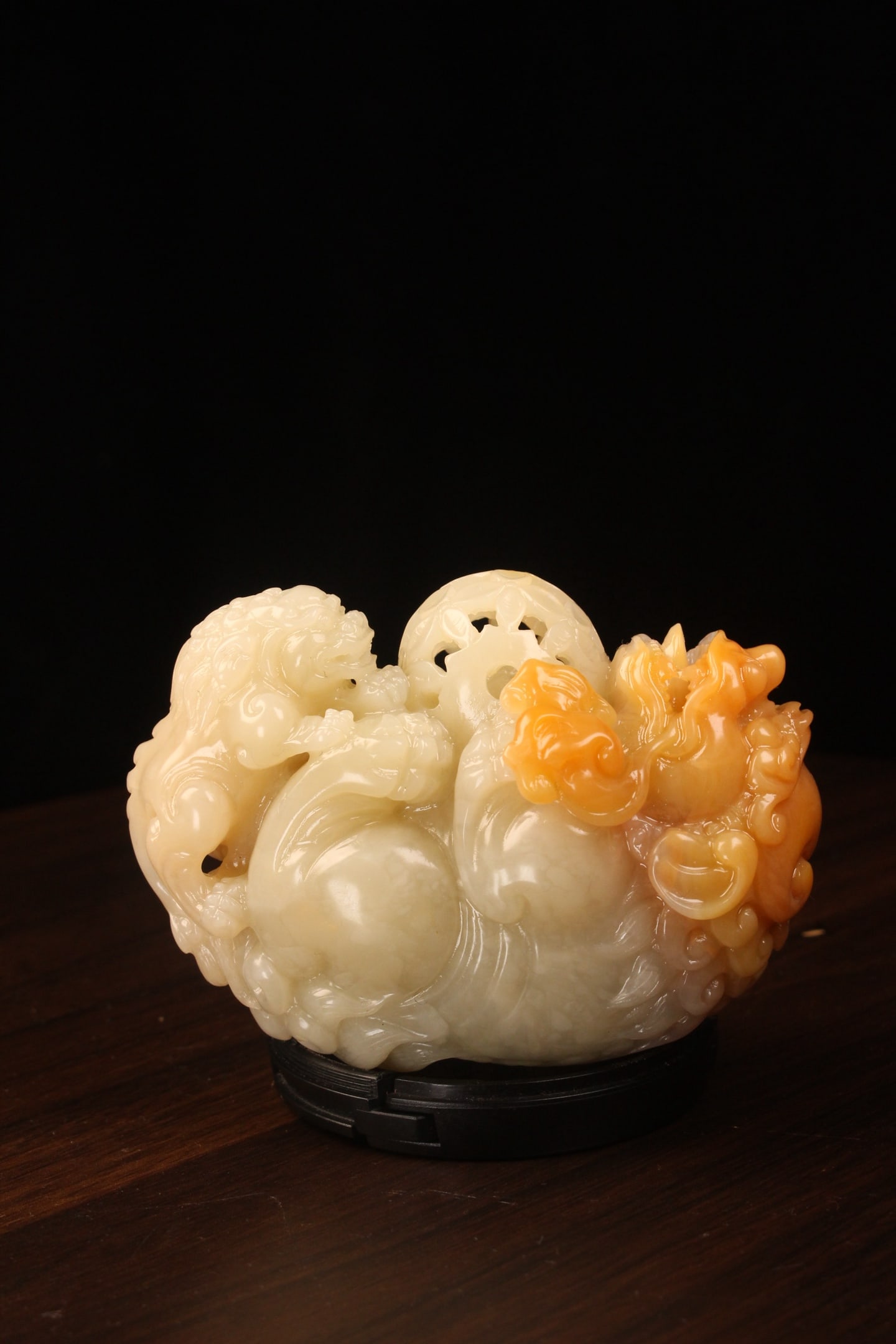 Qing Dynasty Shoushan Stone Lion Embroidered Ball (1 of 9)