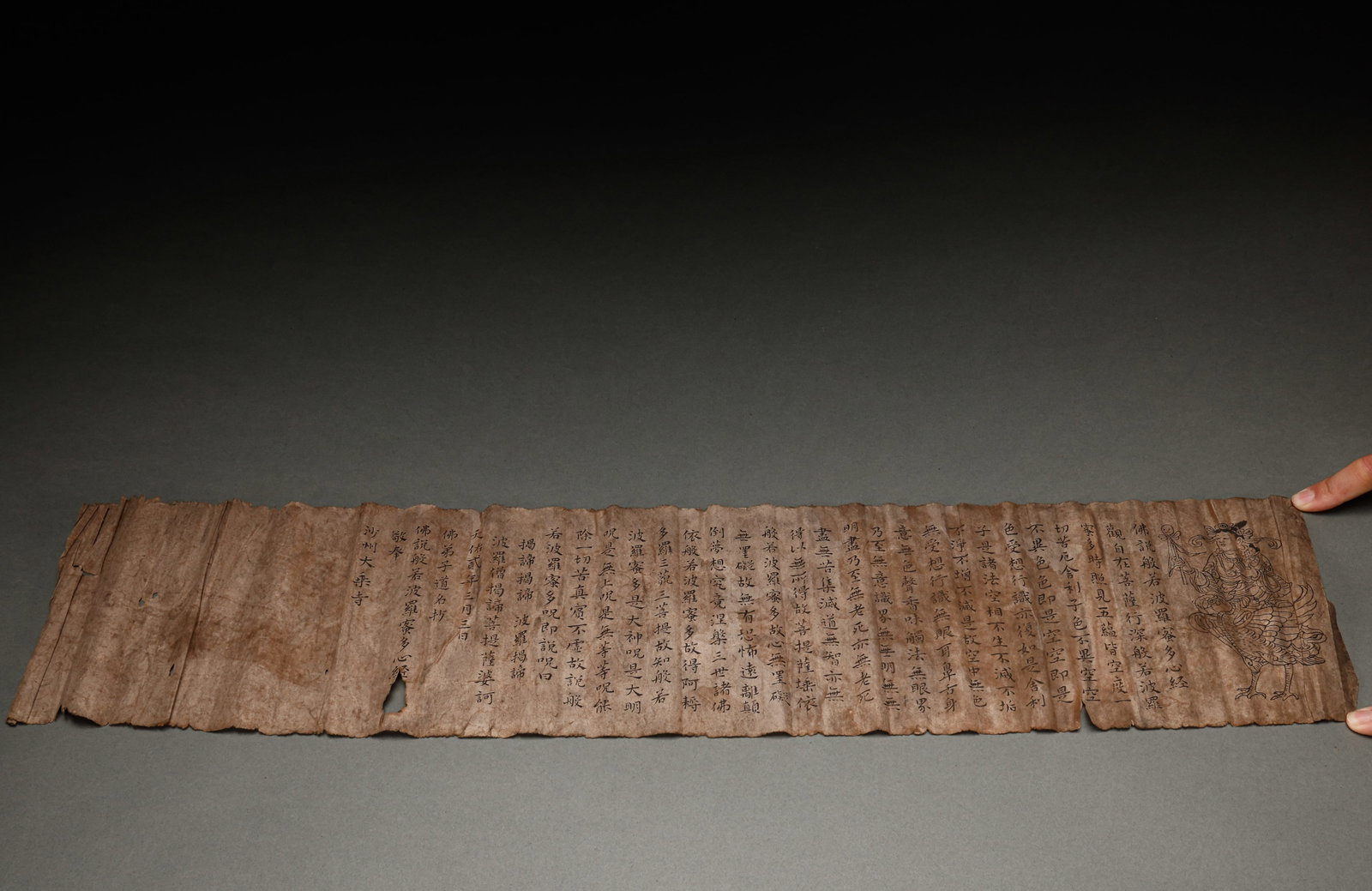 A volume of Buddhist scriptures from the Qing Dynasty: Length: 80cm, Width: 17cm,